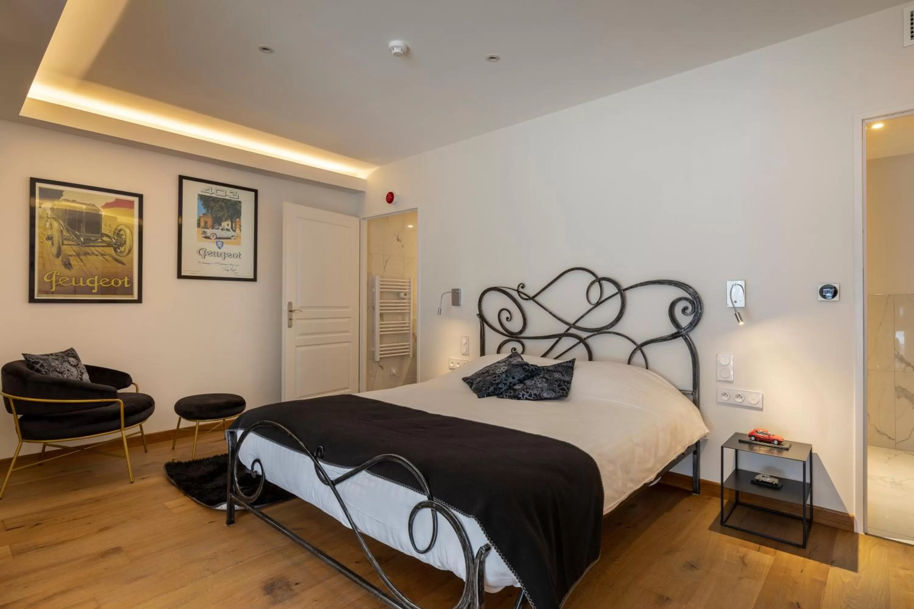 Photo of the whole room, Bed in The Originals Boutique, Hôtel de la Balance, Montbéliard