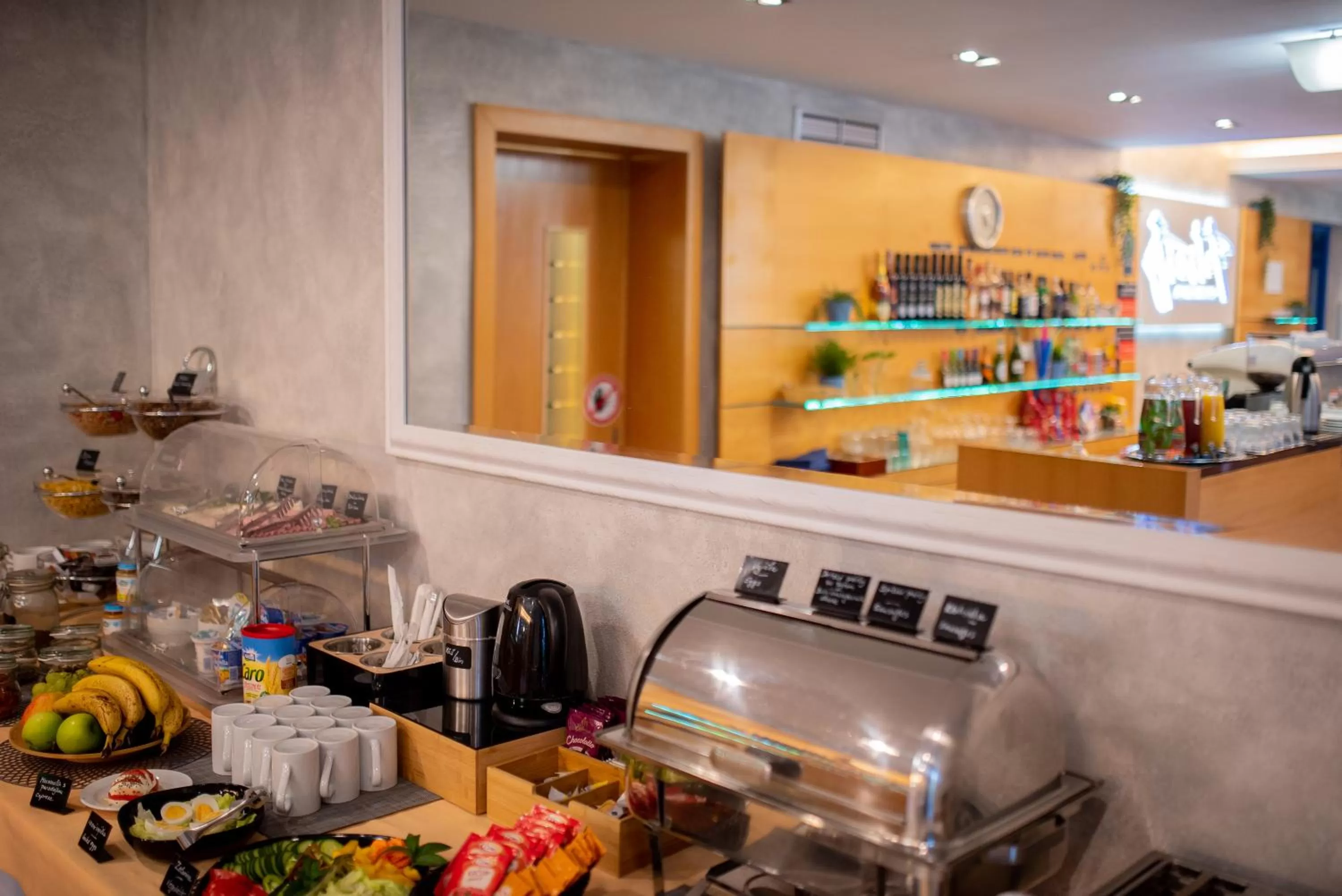 Breakfast in Felicity Garni Hotel