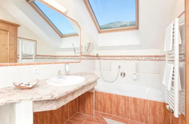 Deluxe Double Room with Bath in Hotel Elisabeth, 4 Sterne Superior