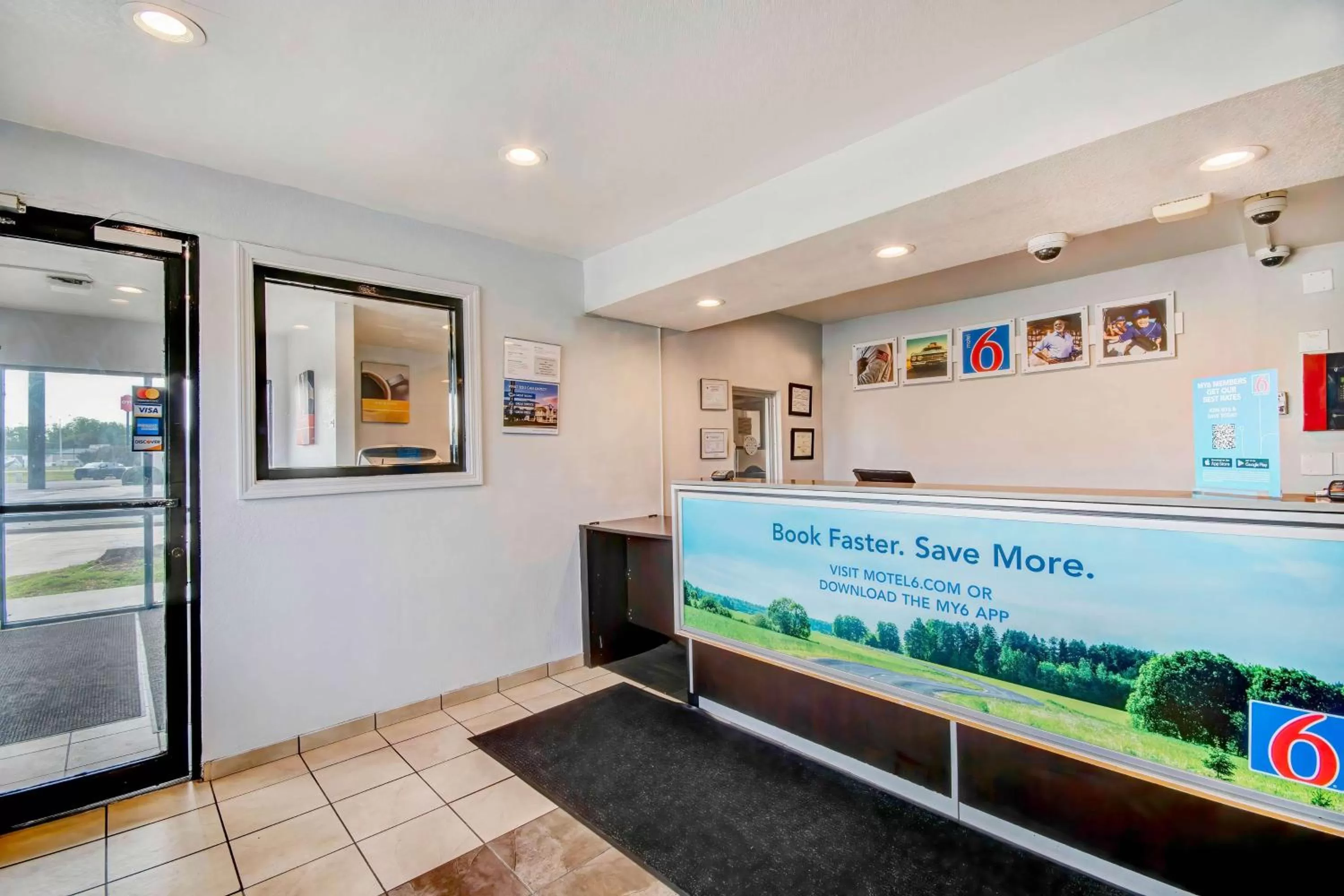 Lobby or reception in Motel 6-Port Allen, LA - Baton Rouge