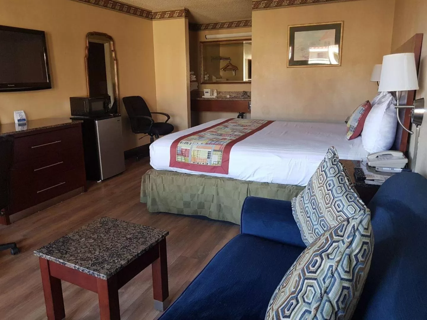 Bed in Travelodge by Wyndham Costa Mesa Newport Beach Hacienda