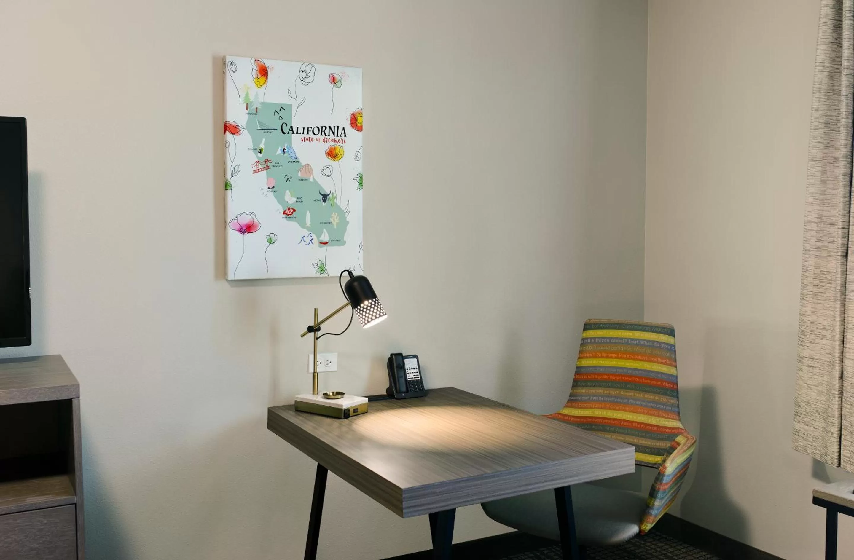 Seating area in Oxford Suites Paso Robles