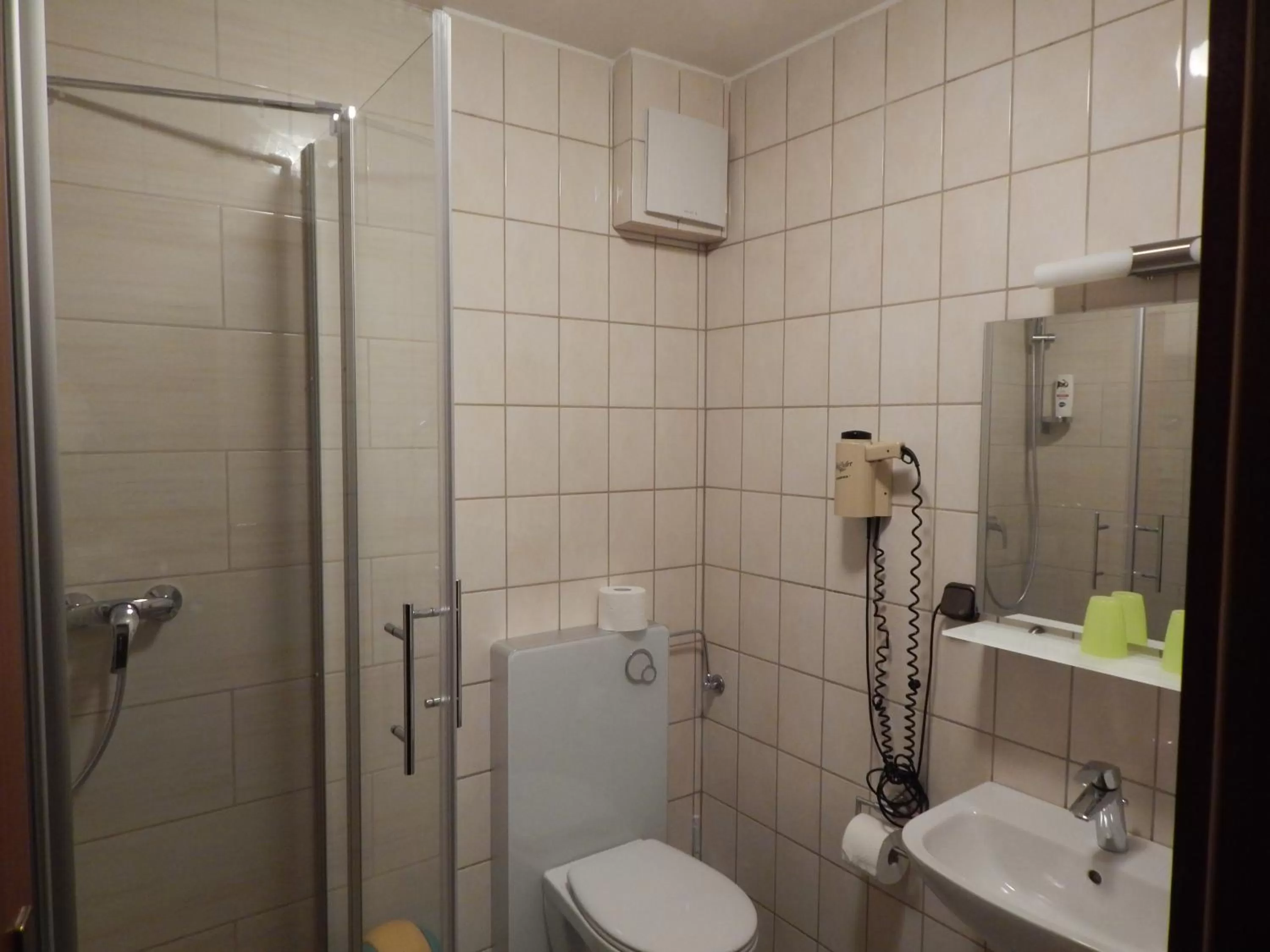 Shower in Hotel Attaché