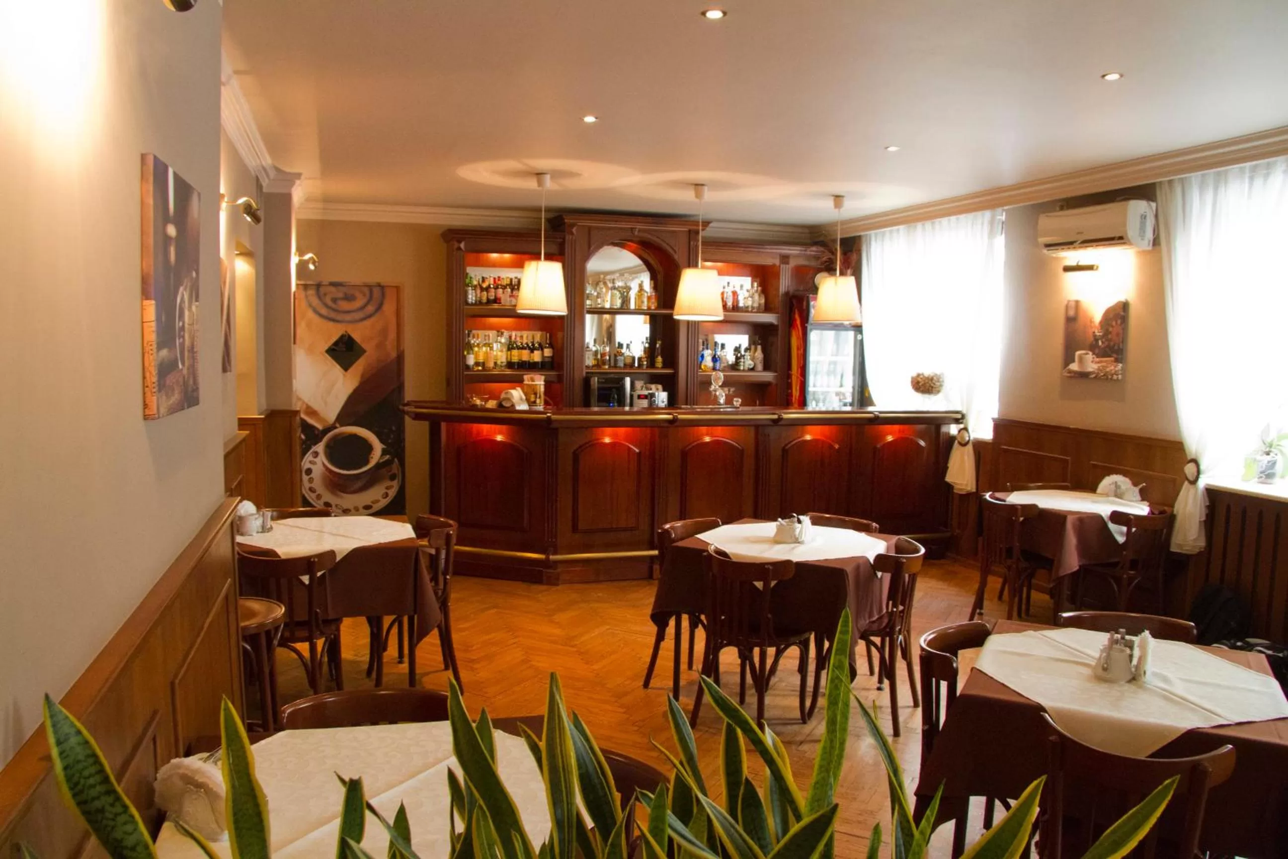 Restaurant/places to eat in Hotel Iskra