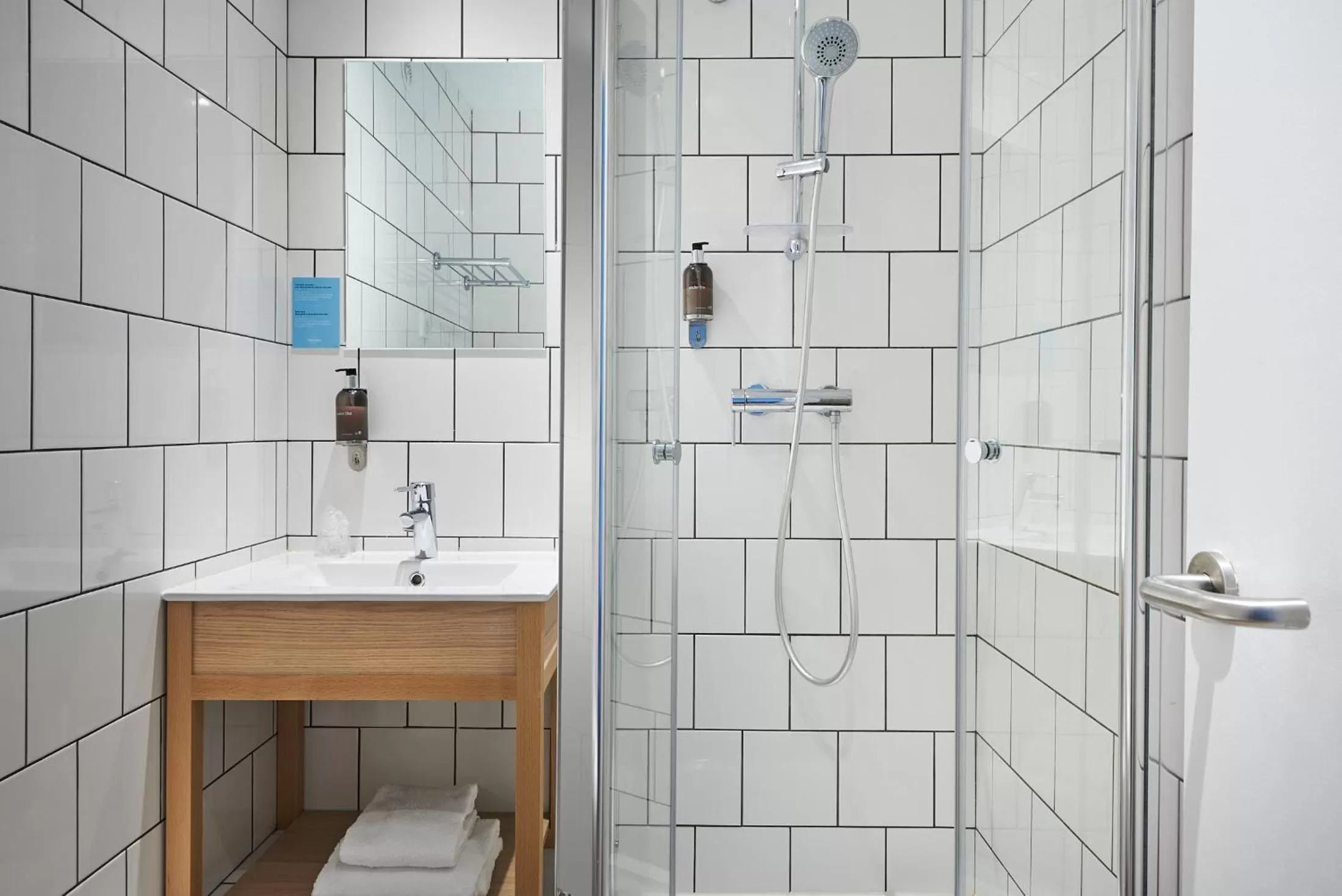 Shower in Hôtel Stanley by HappyCulture