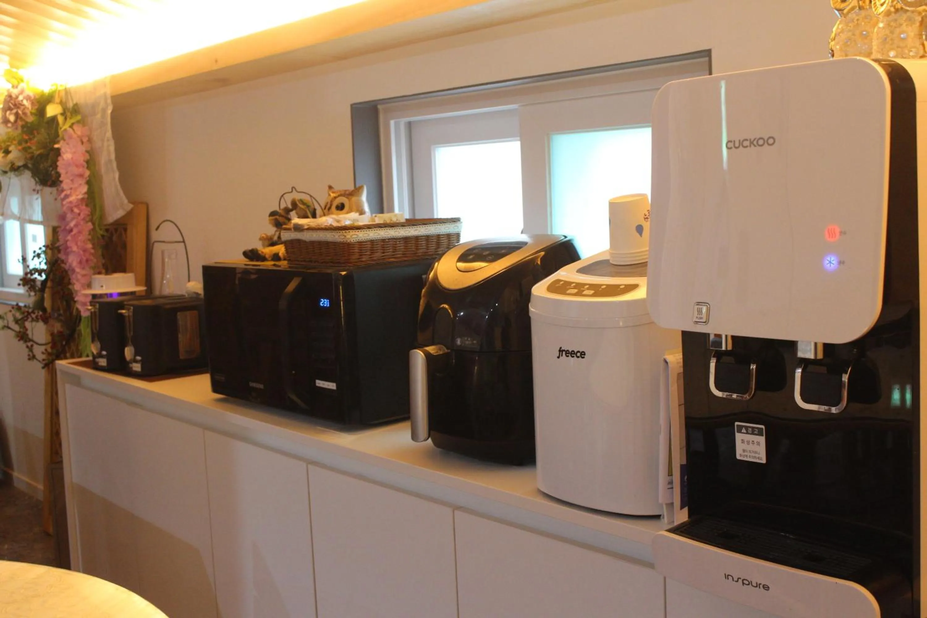Coffee/tea facilities in The Road Hotel