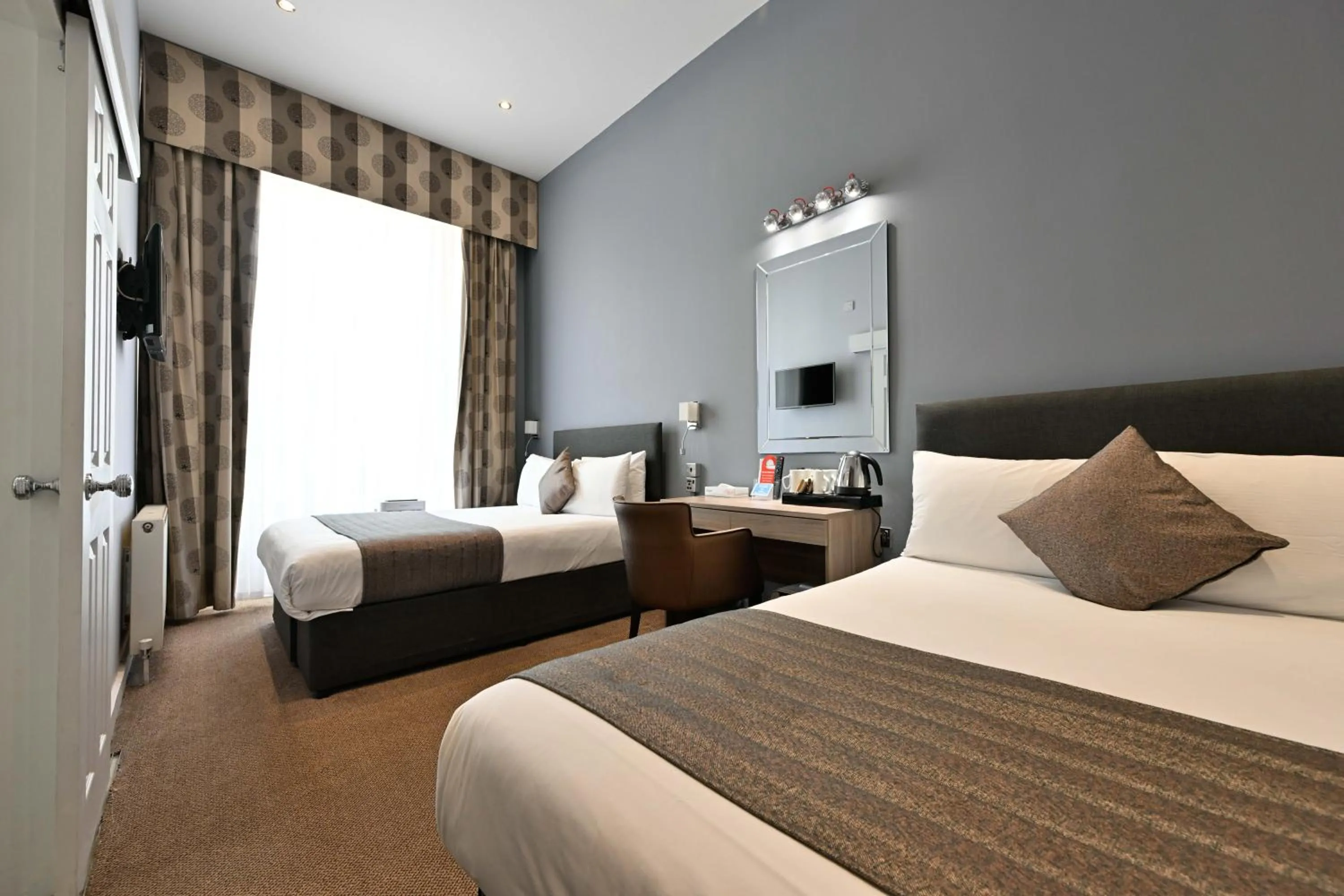 Photo of the whole room, Bed in Duke Of Leinster Hotel