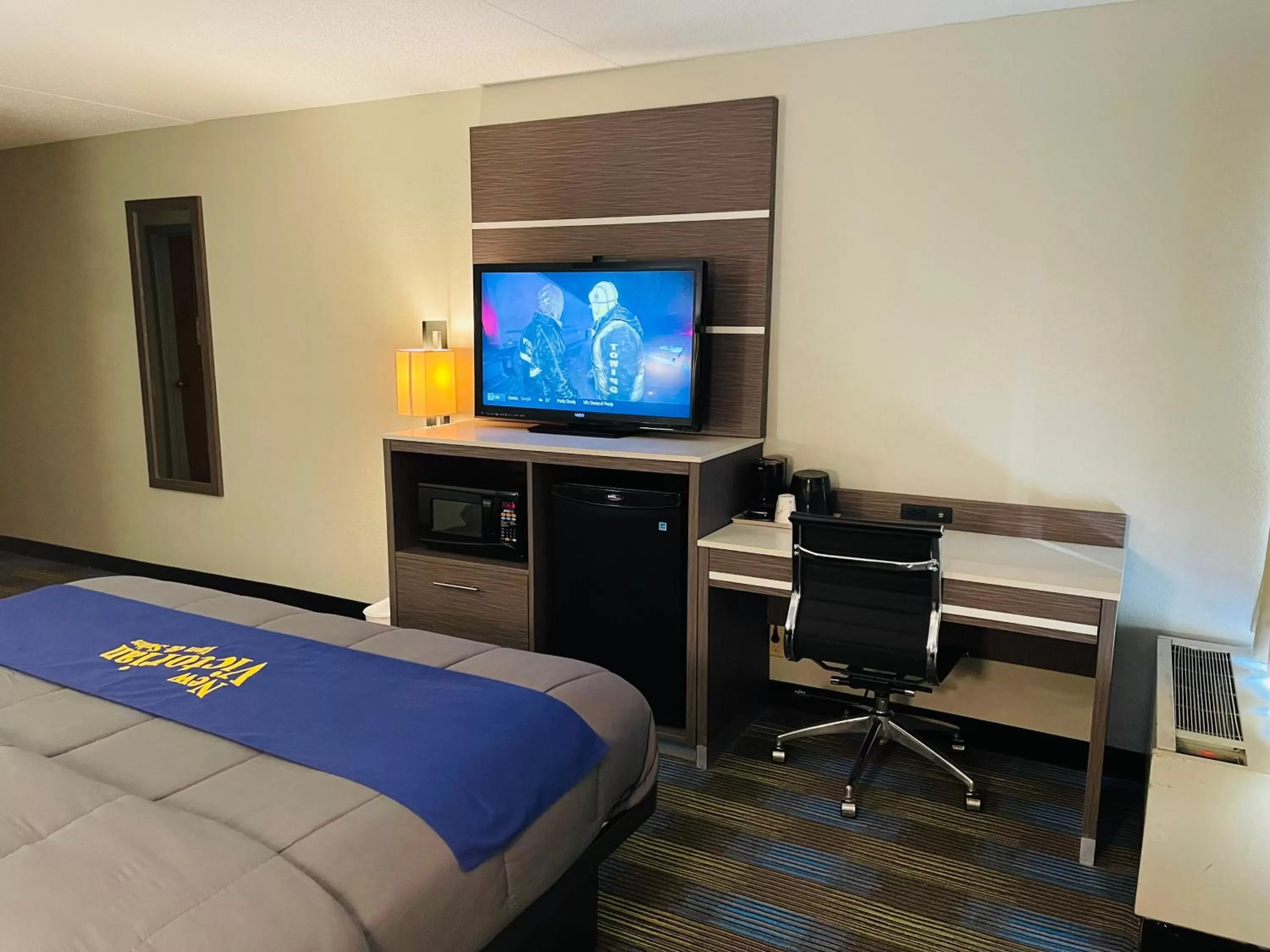 TV and multimedia, Bed in New Victorian Inn & Suites Omaha