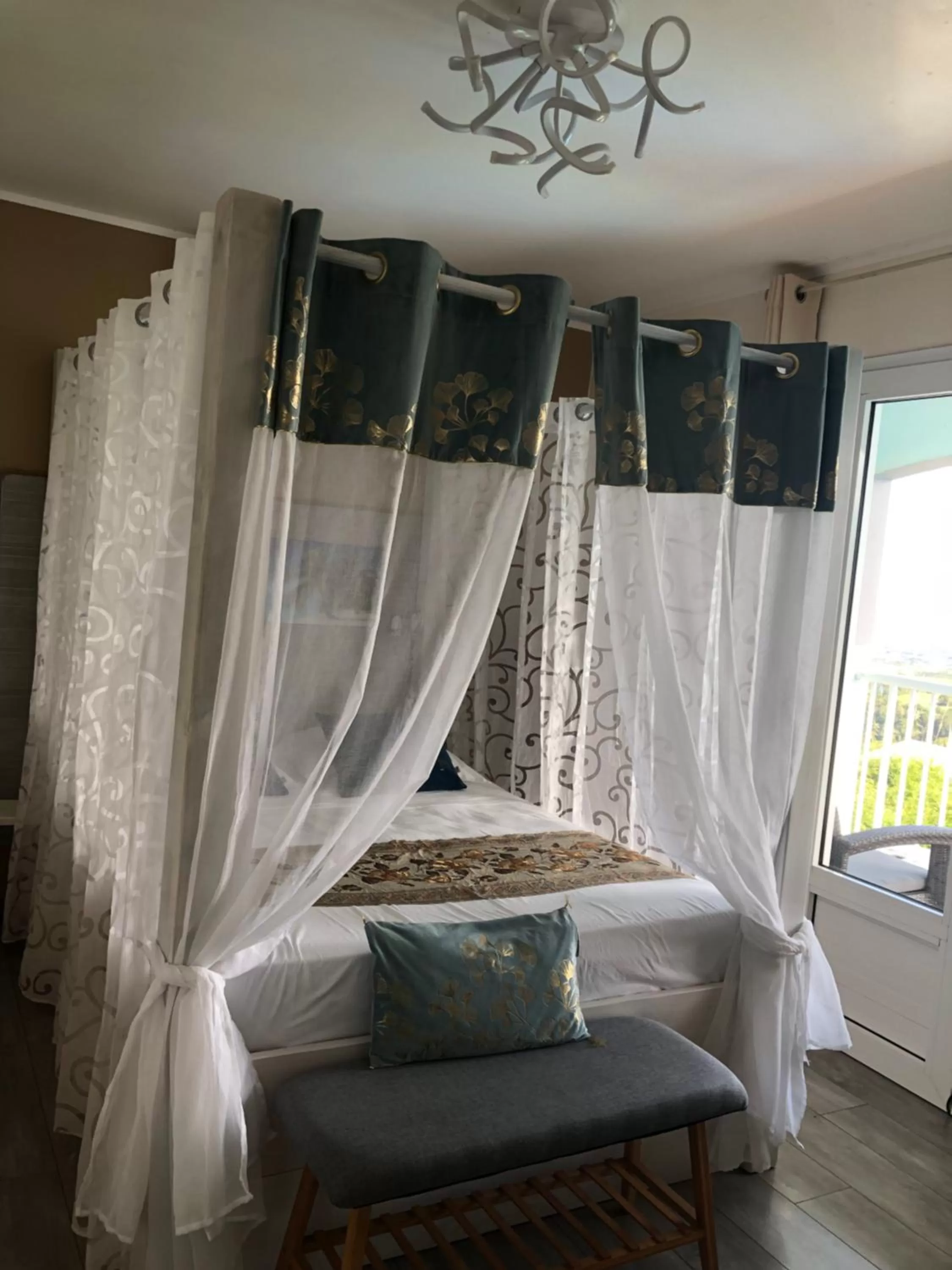 Bed in Hôtel Le Soleil Couchant