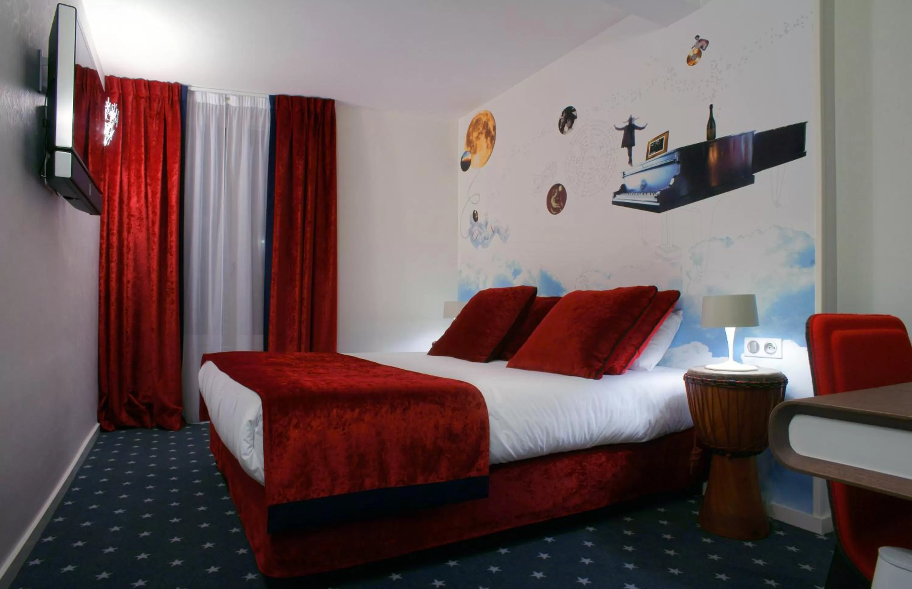 Bedroom, Bed in Hôtel du Triangle d'Or