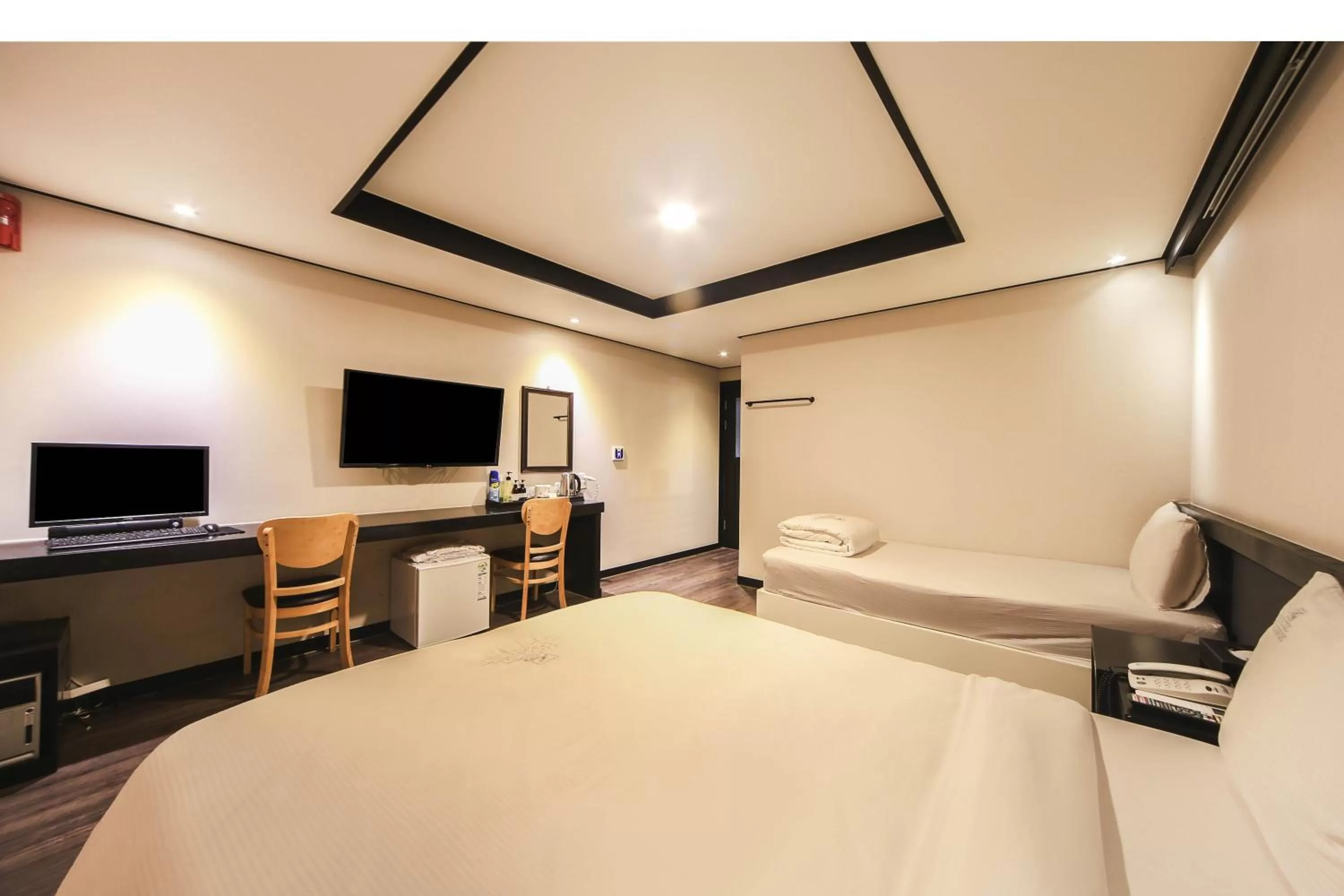 Bedroom, Bed in Elysee Hotel