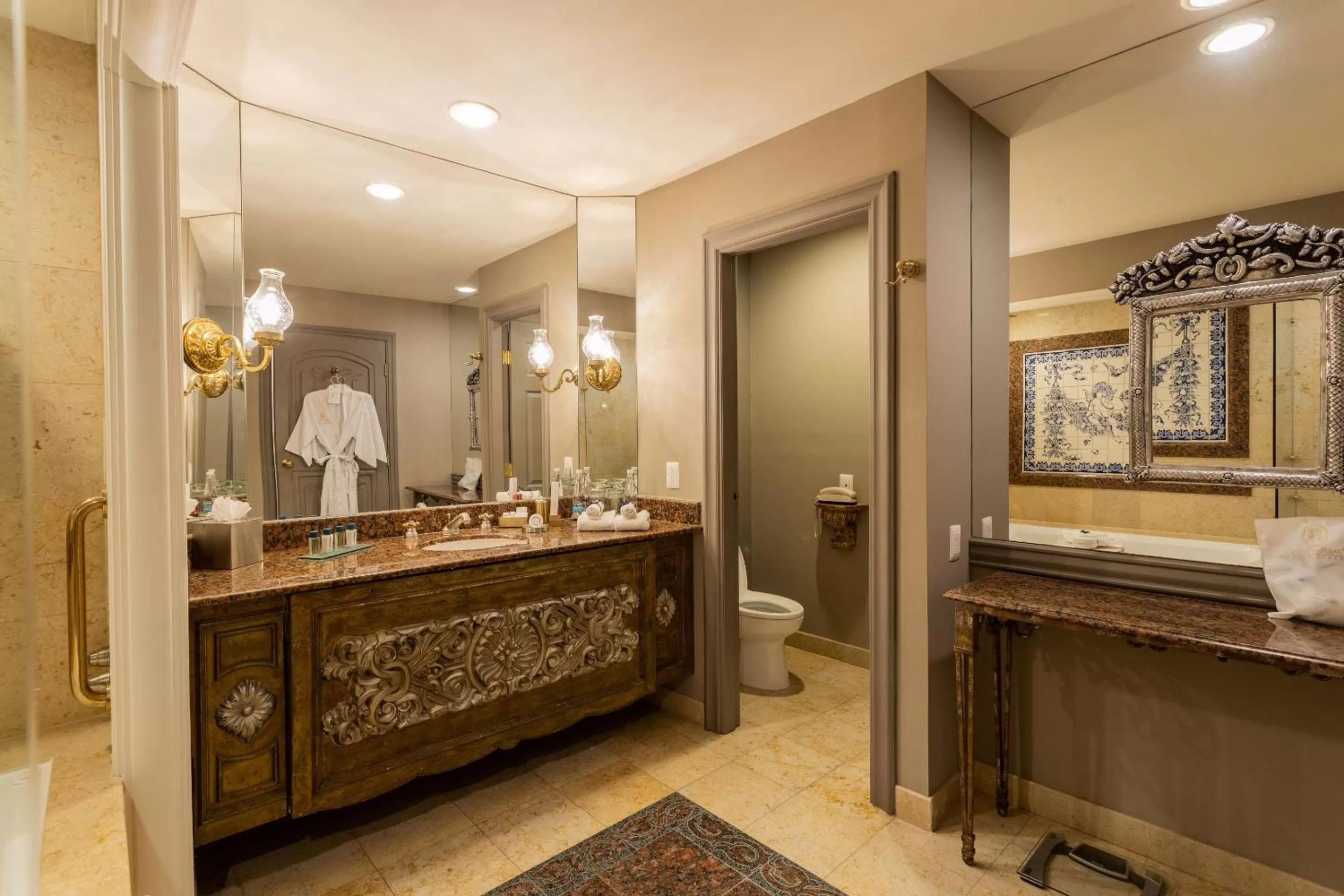 Bathroom, Bed in Quinta Real Monterrey