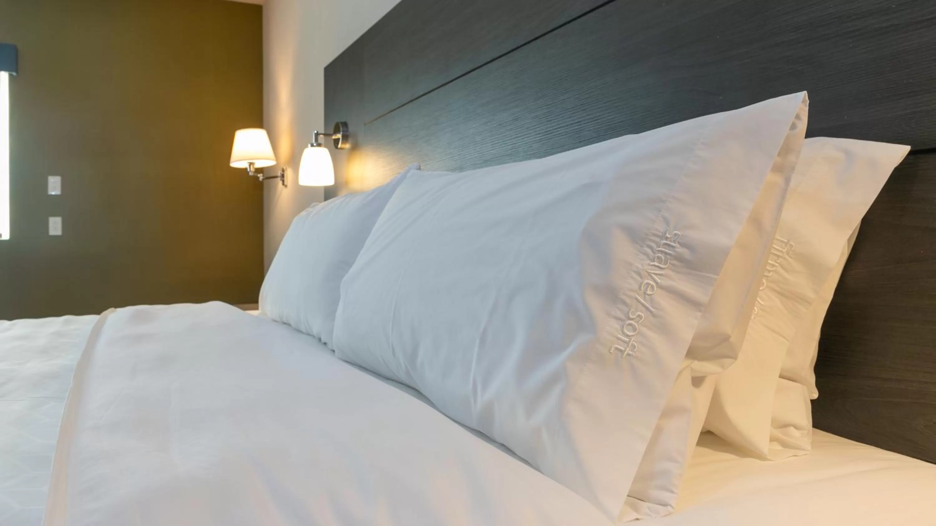 Bed in Holiday Inn Express & Suites - Tijuana Otay by IHG