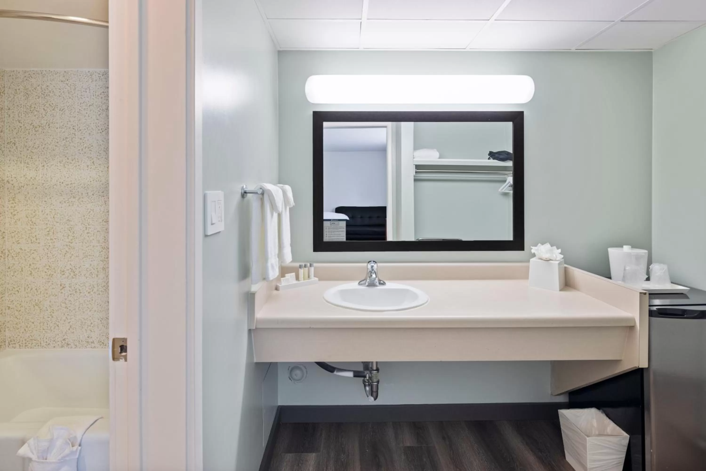 Bathroom in Vagabond Inn Glendale