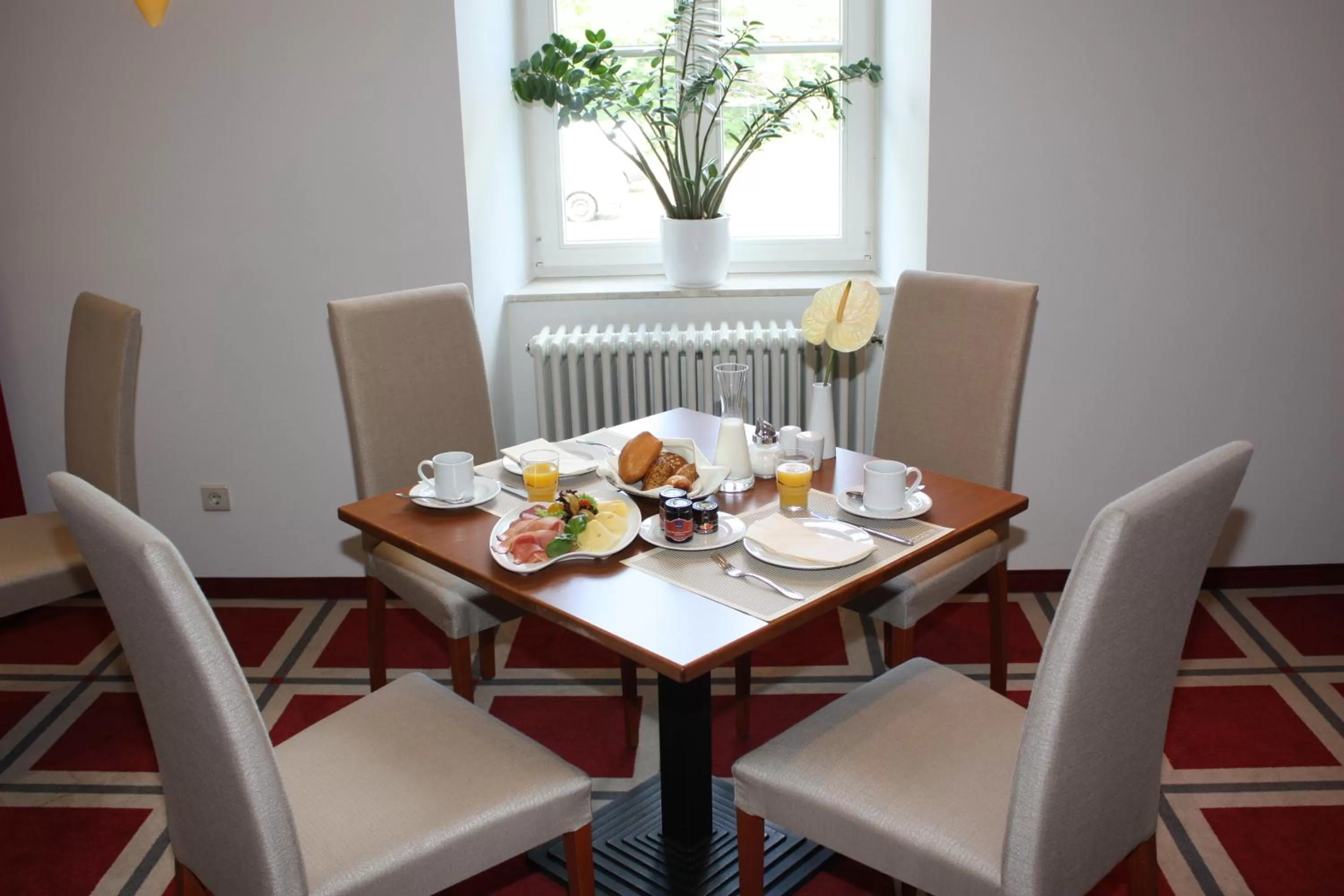 Restaurant/places to eat in NOVOTEL Hildesheim City