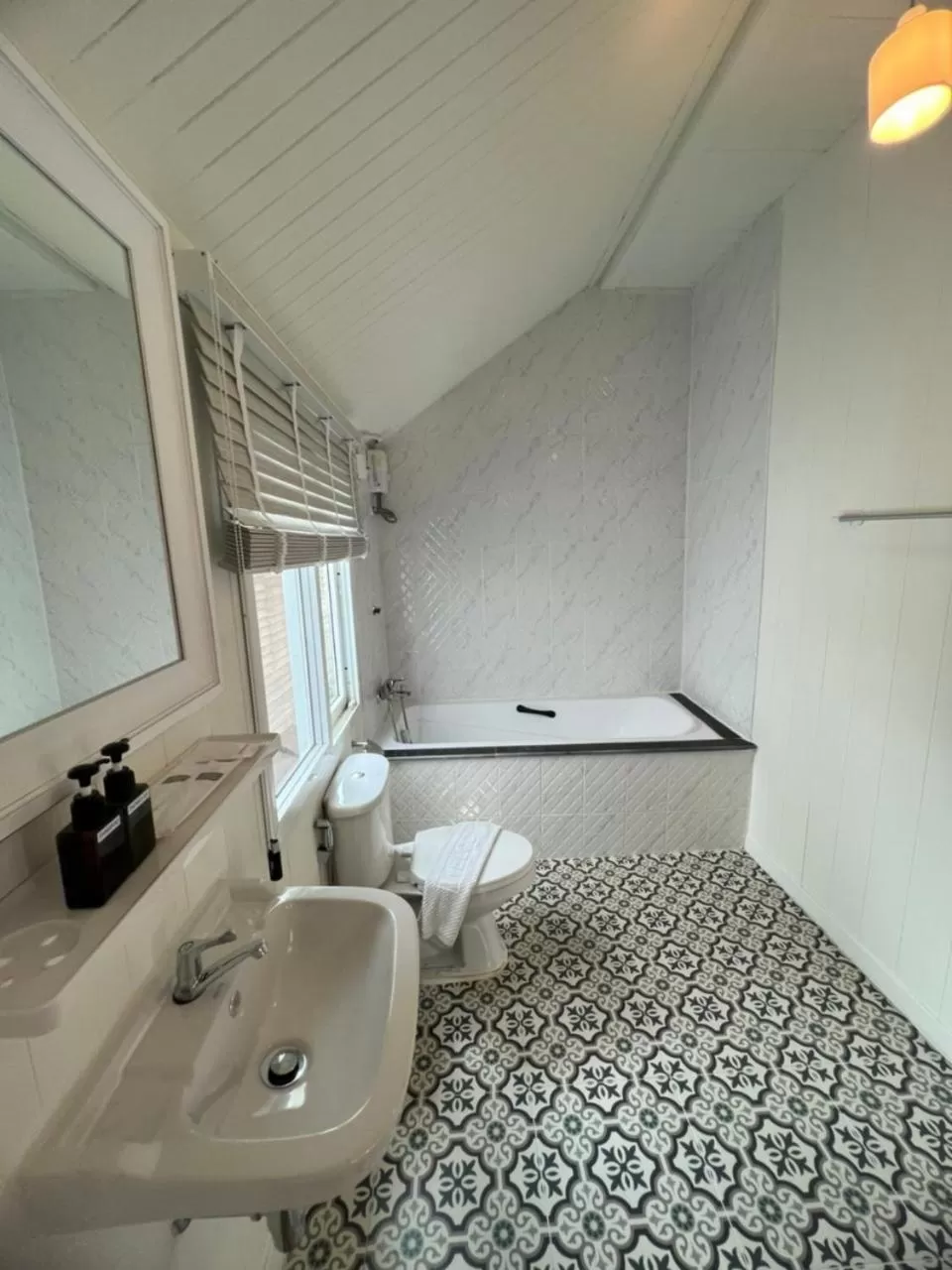 Bathroom in RoomQuest Rim Praya Dinsor Road