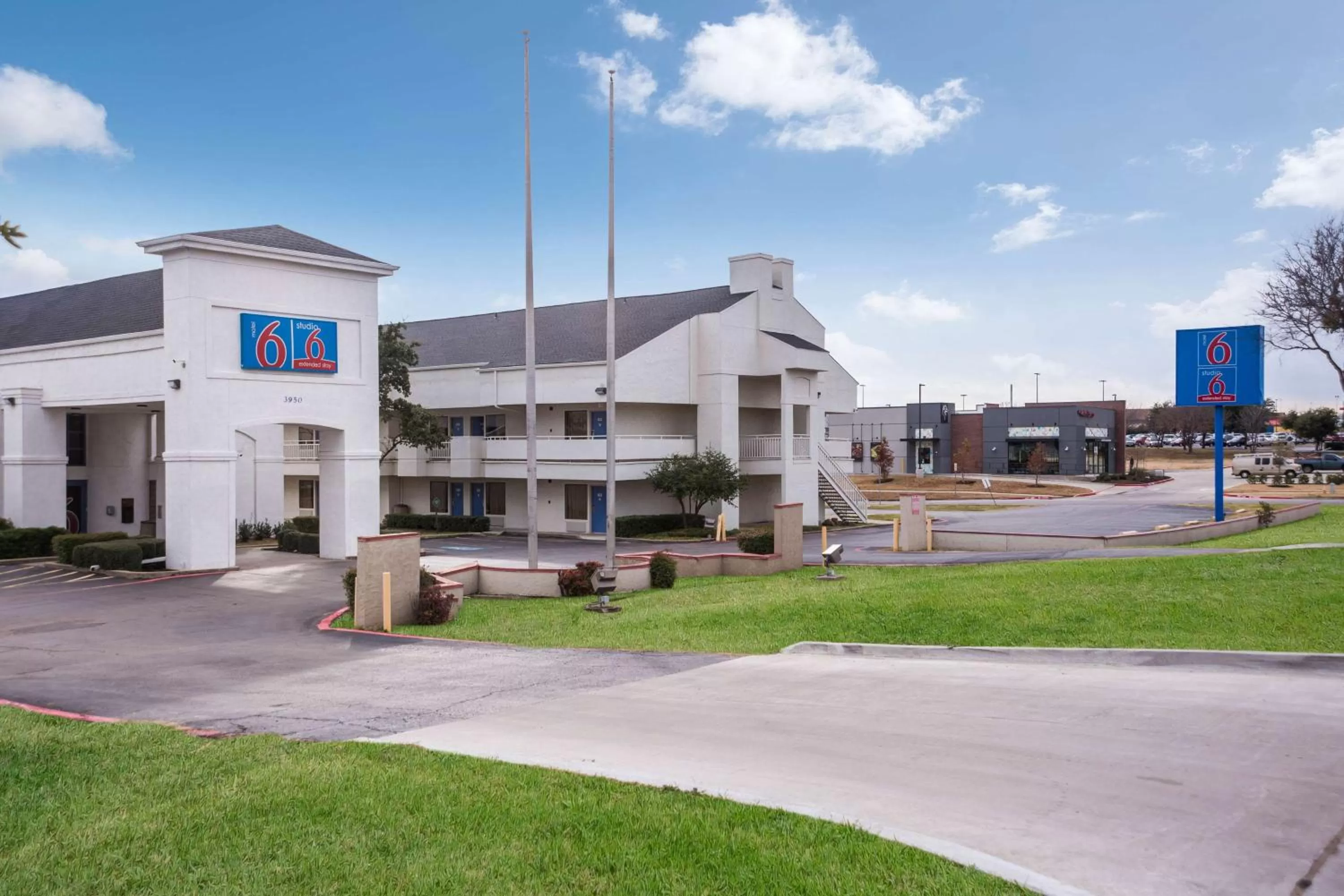 Property building in Motel 6-Irving, TX - Irving DFW Airport East