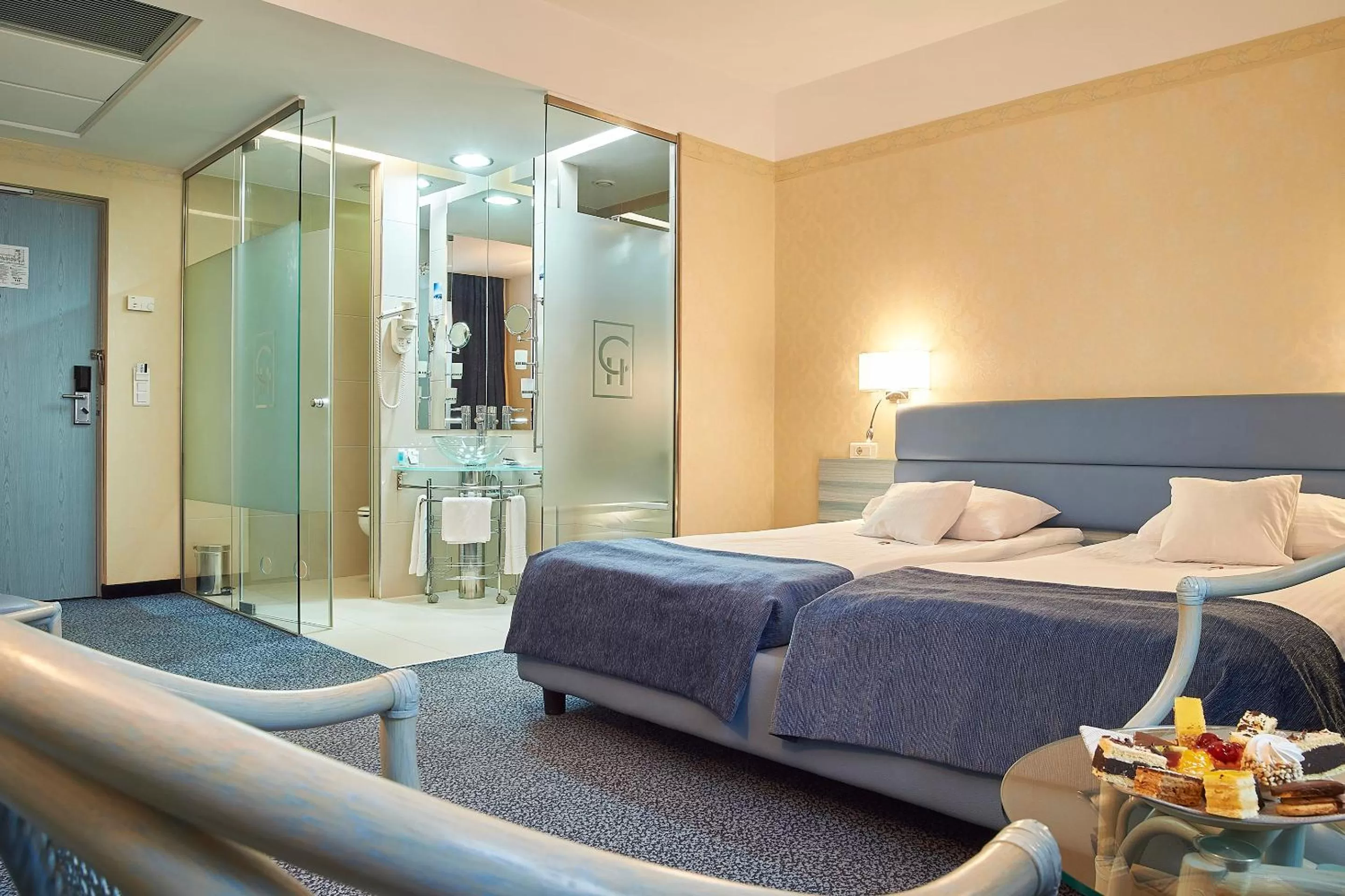 Photo of the whole room, Bed in Continental Forum Sibiu