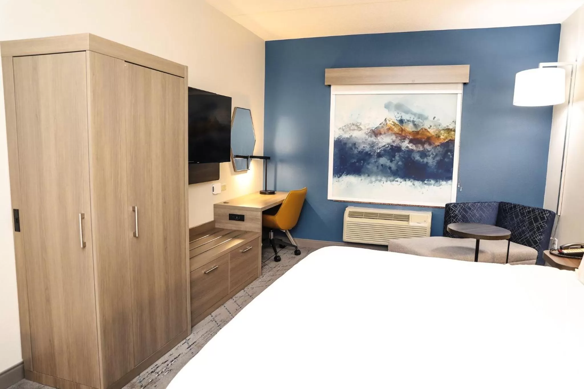 Photo of the whole room, Bed in Holiday Inn Express & Suites Donegal by IHG