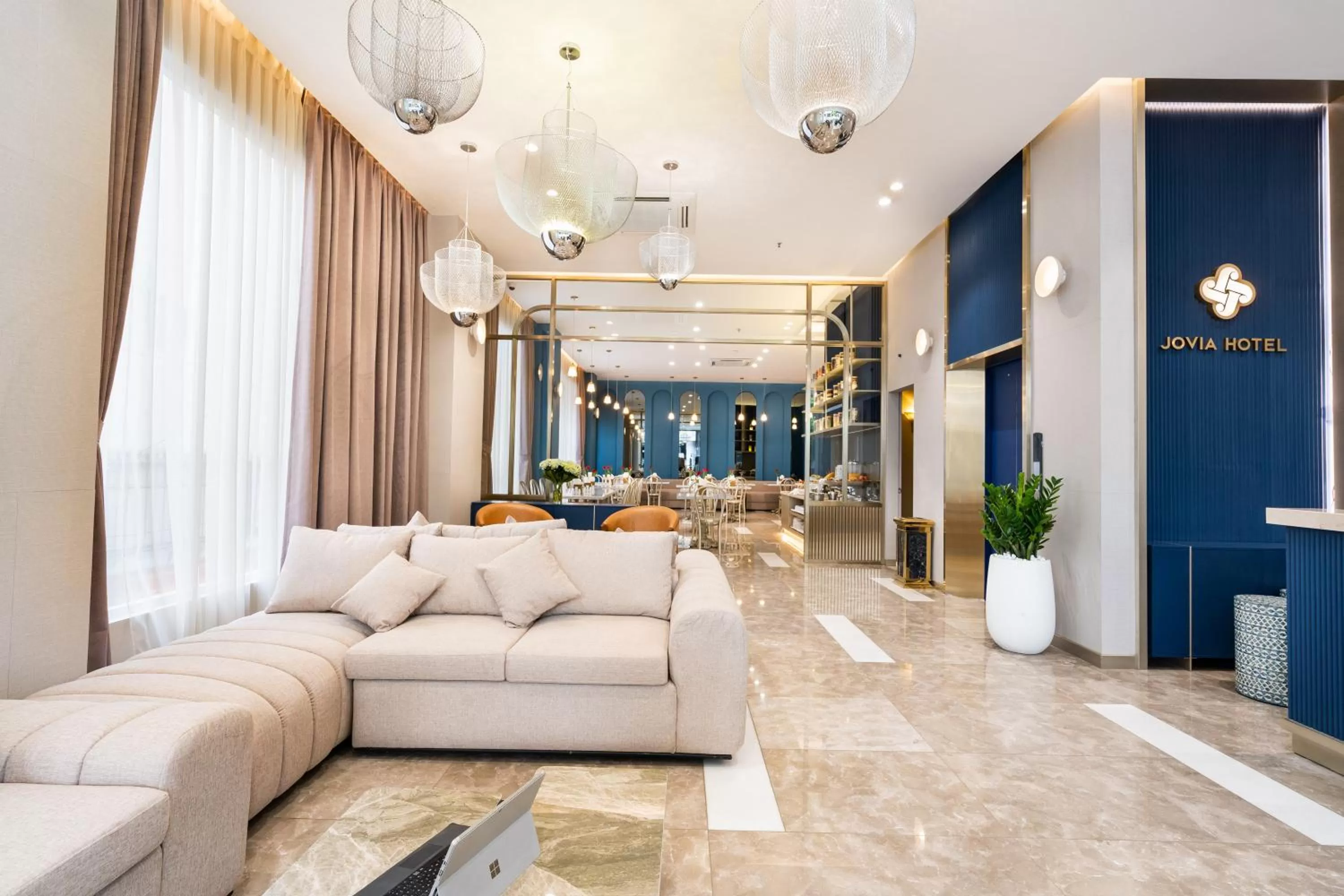 Restaurant/places to eat in Jovia Hotel