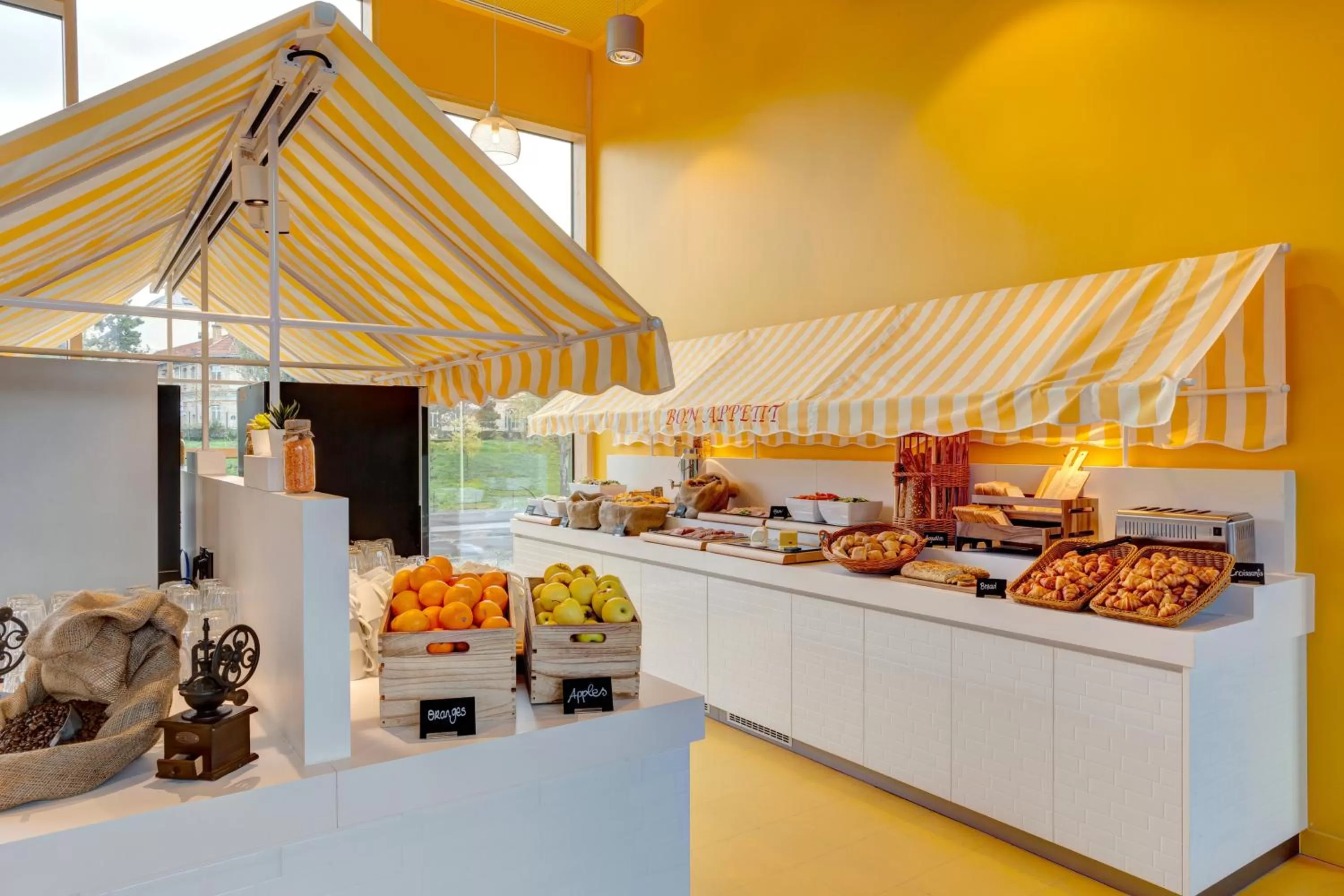 Food and drinks in MEININGER Hotel Paris Porte de Vincennes