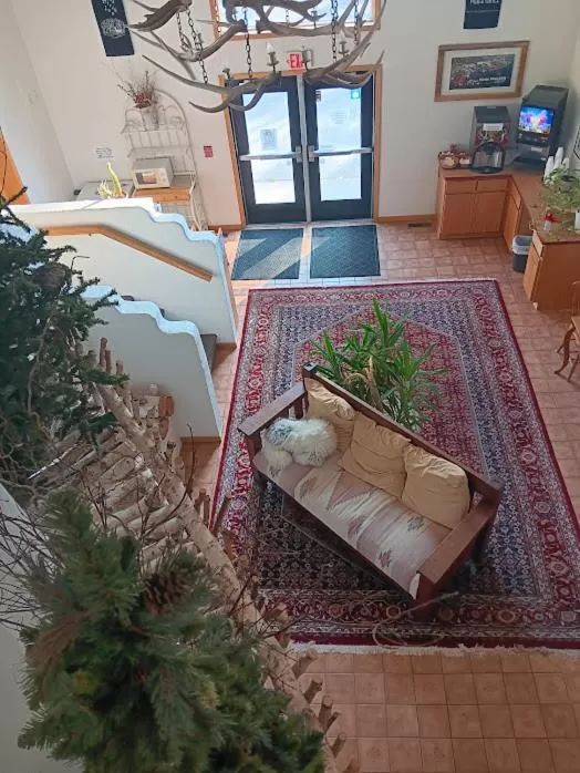 Communal lounge/ TV room in White Birch Inn