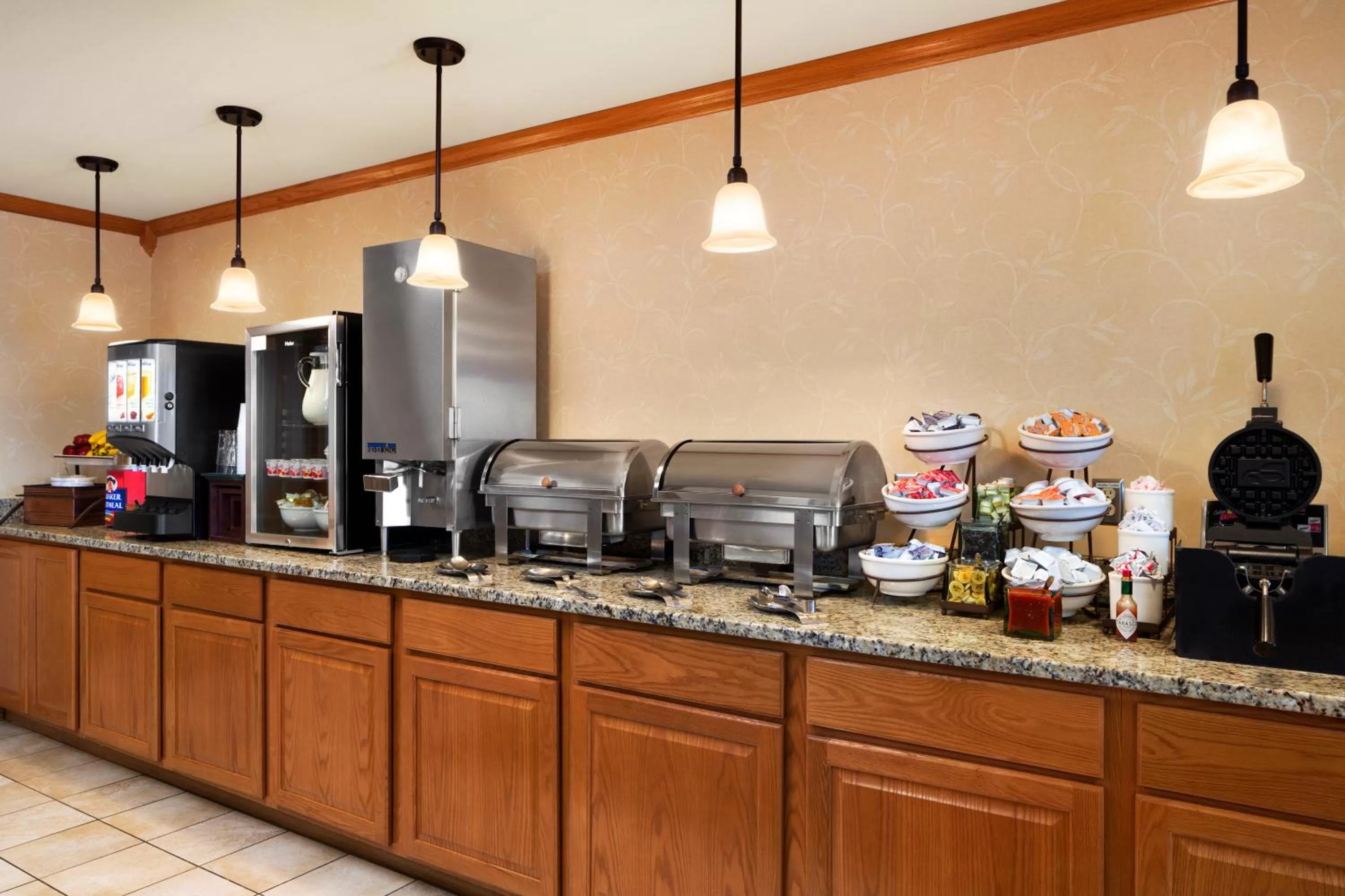 Continental breakfast in Country Inn & Suites by Radisson Kenosha - Pleasant Prairie