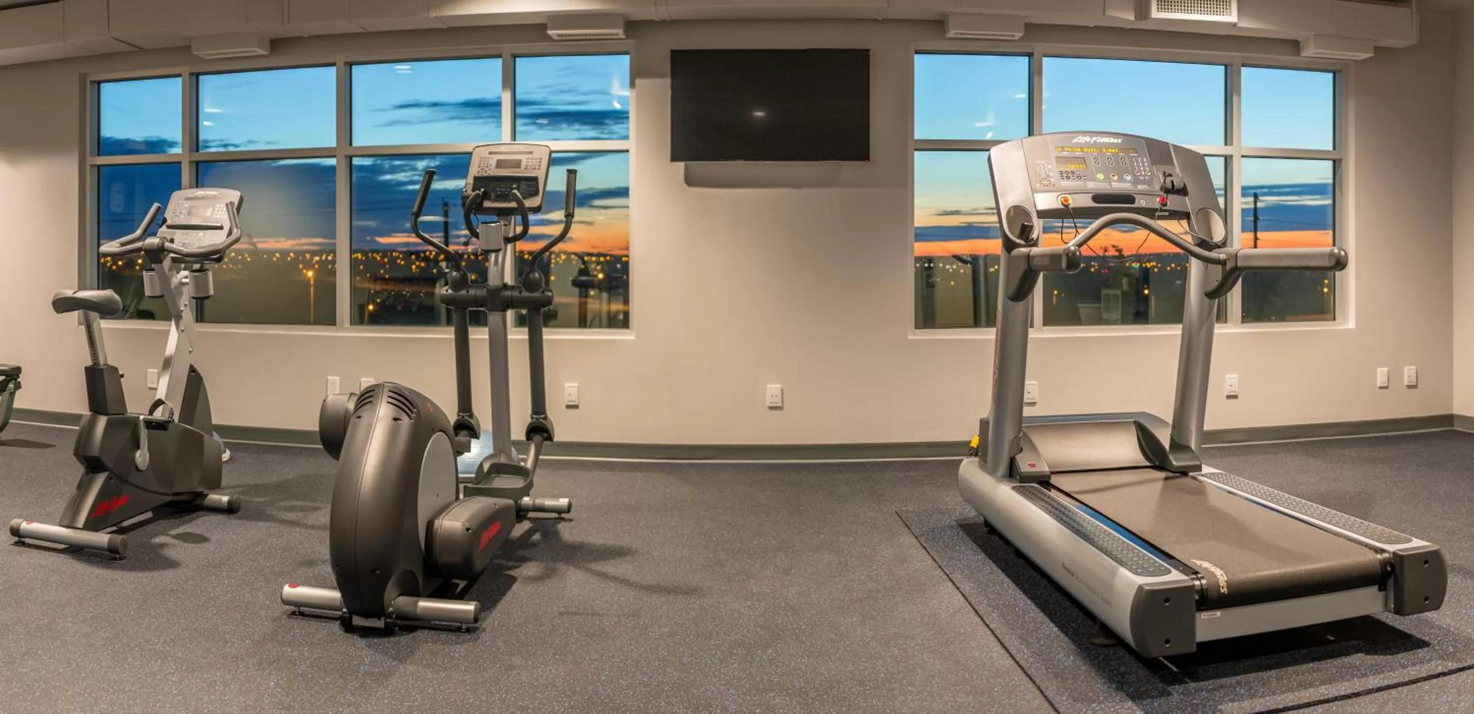 Fitness centre/facilities in Applause Hotel Calgary Airport by CLIQUE