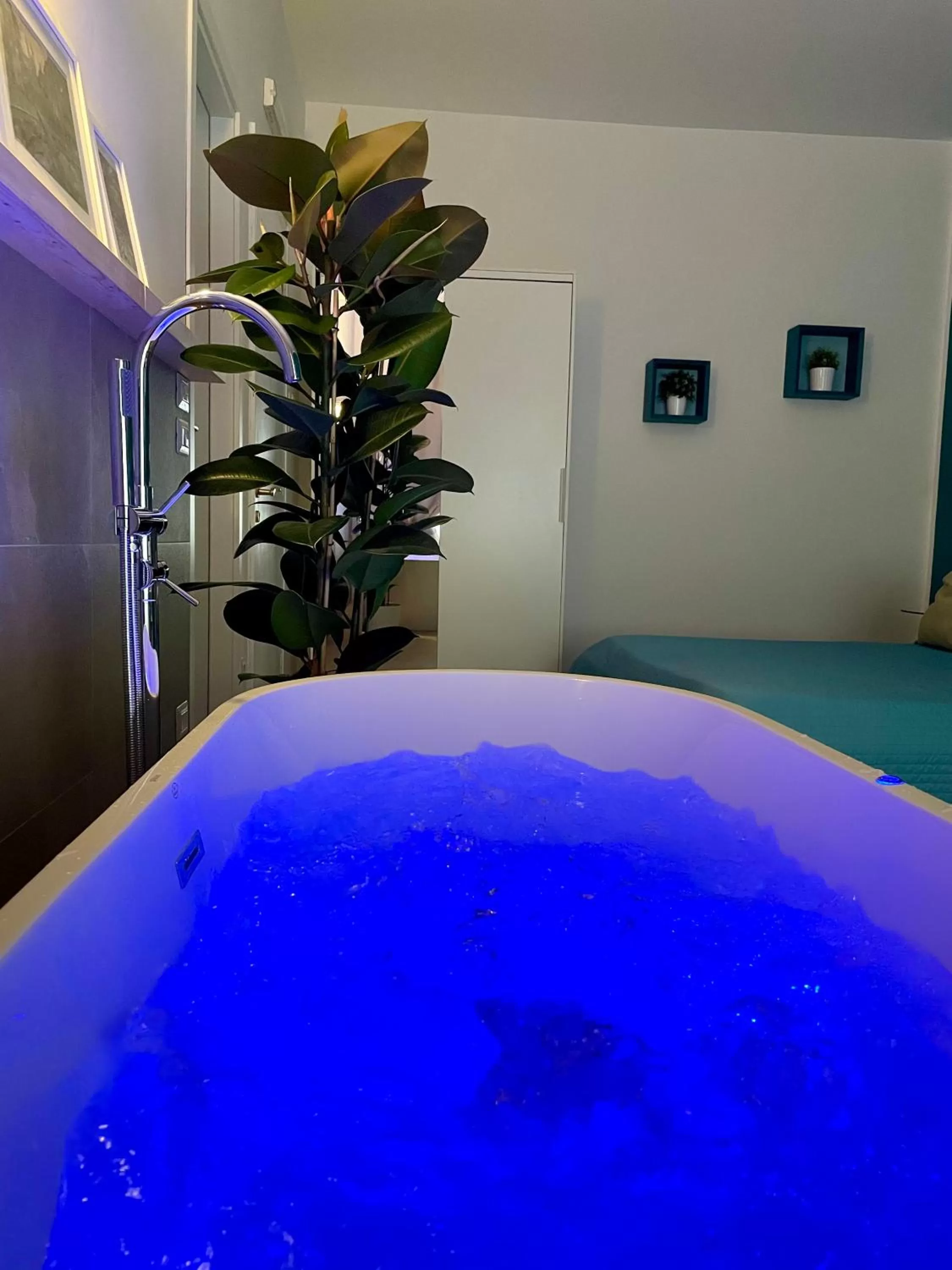 Hot Tub in Le Coq Suites