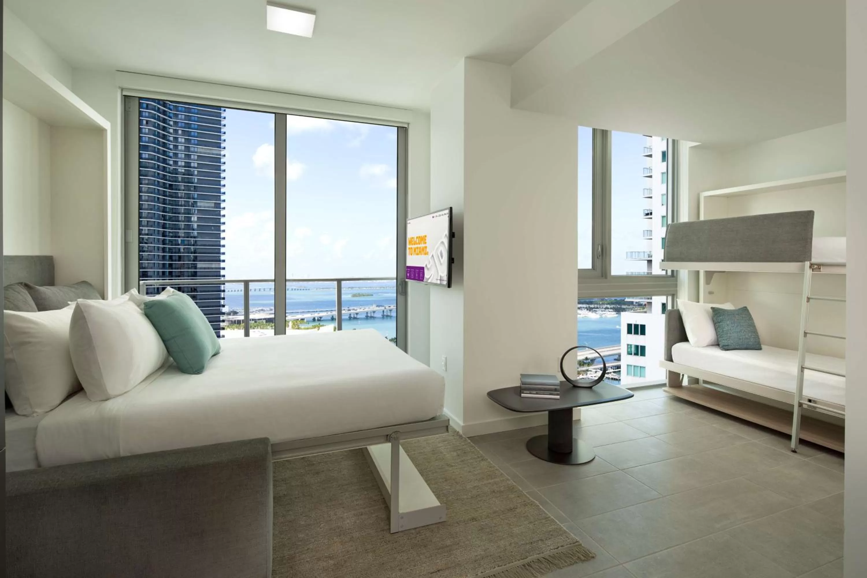 Communal lounge/ TV room, Bed in YOTELPAD Miami
