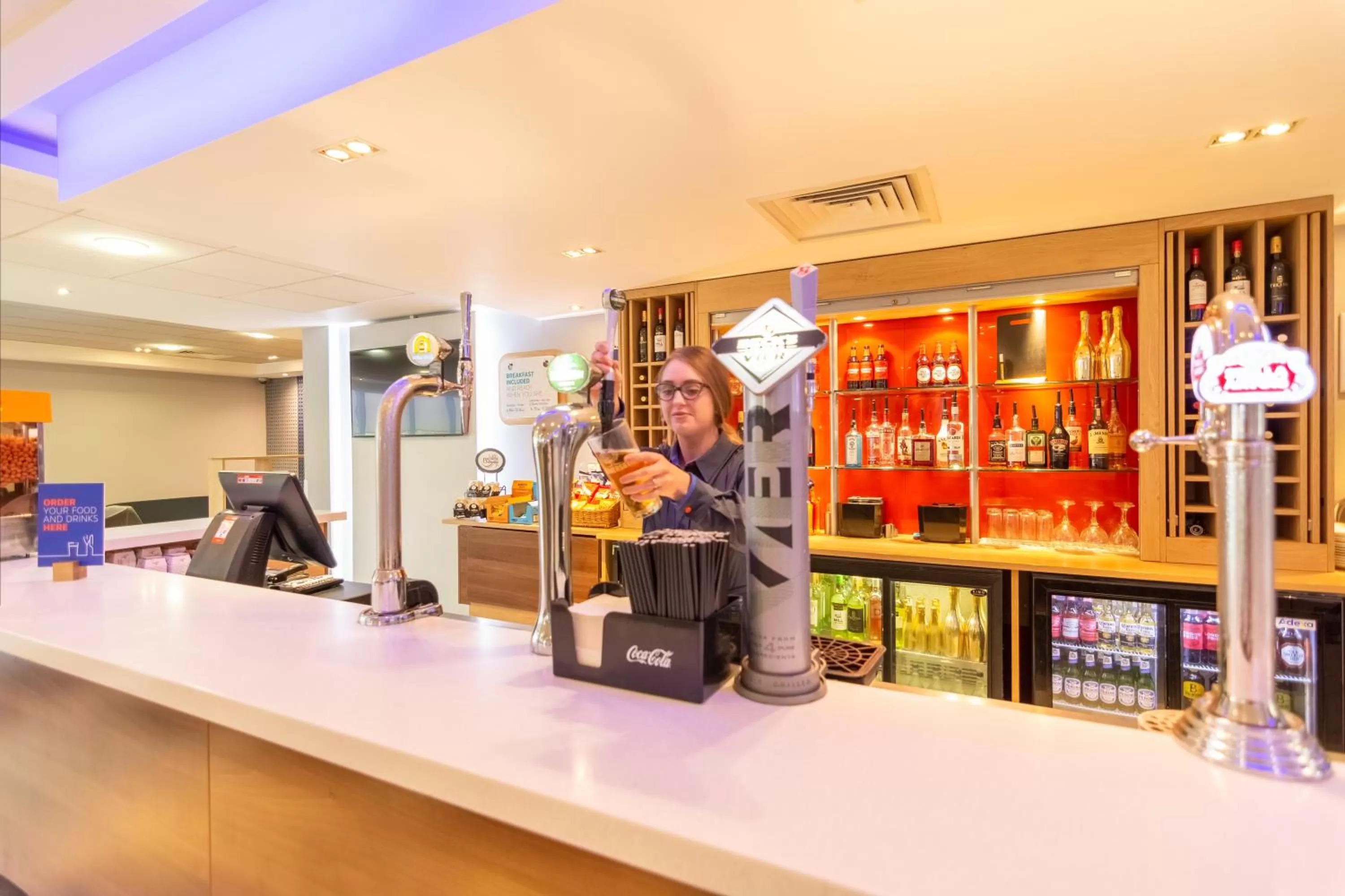 Lounge or bar in Holiday Inn Express Kettering by IHG