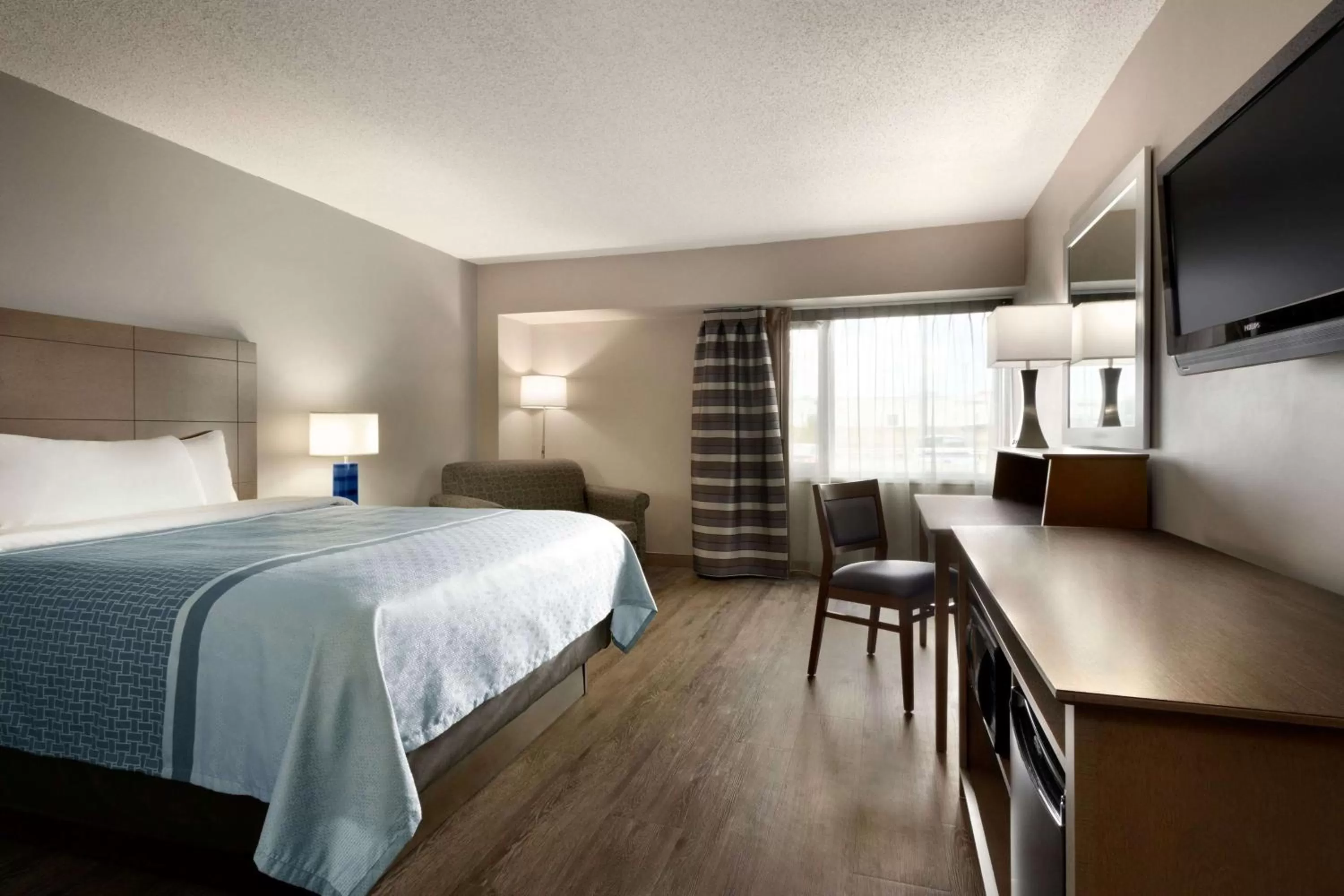 Photo of the whole room, Bed in Travelodge Hotel by Wyndham Saskatoon
