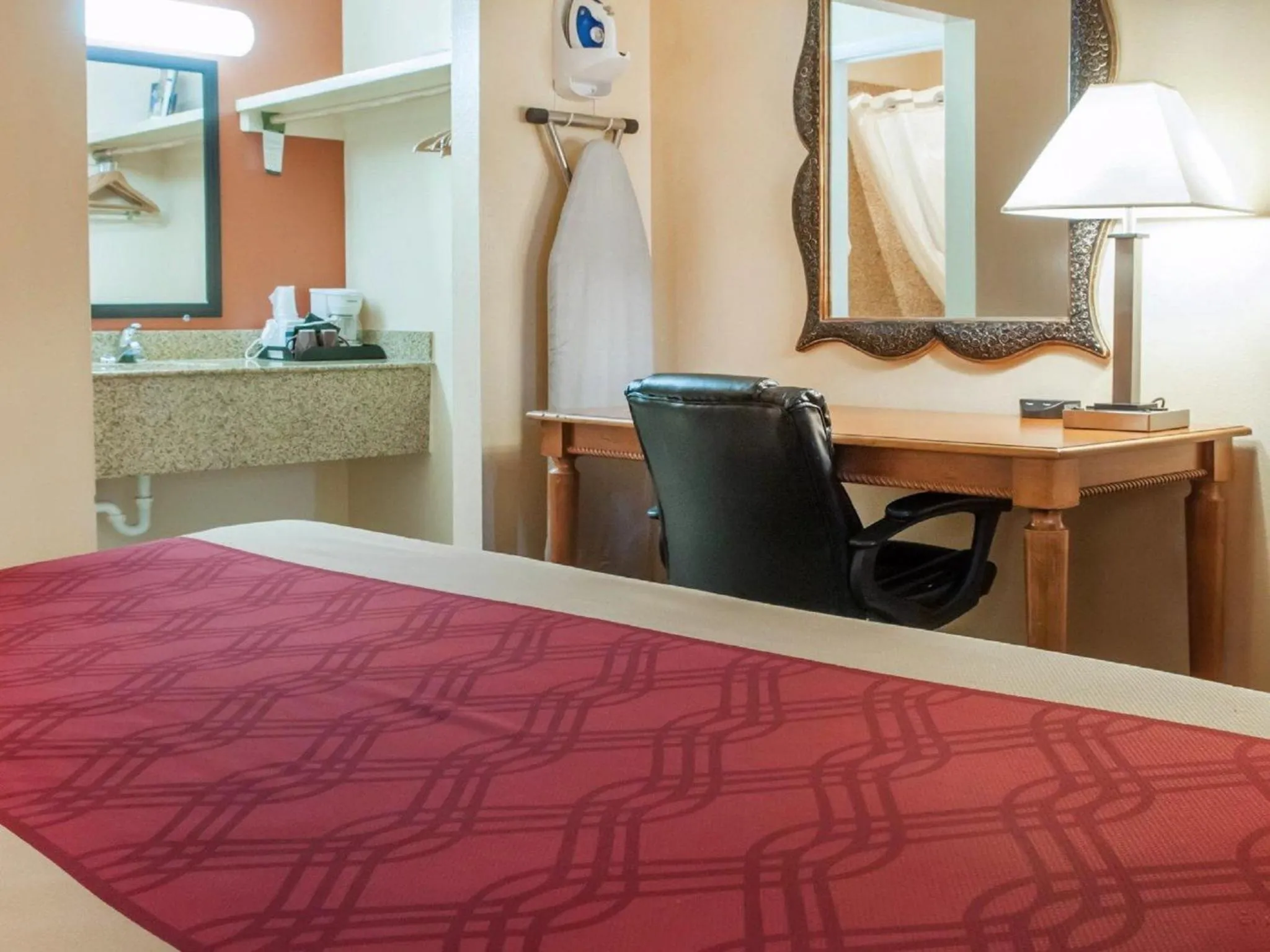 King Room - Non-Smoking in Econo Lodge Hobbs