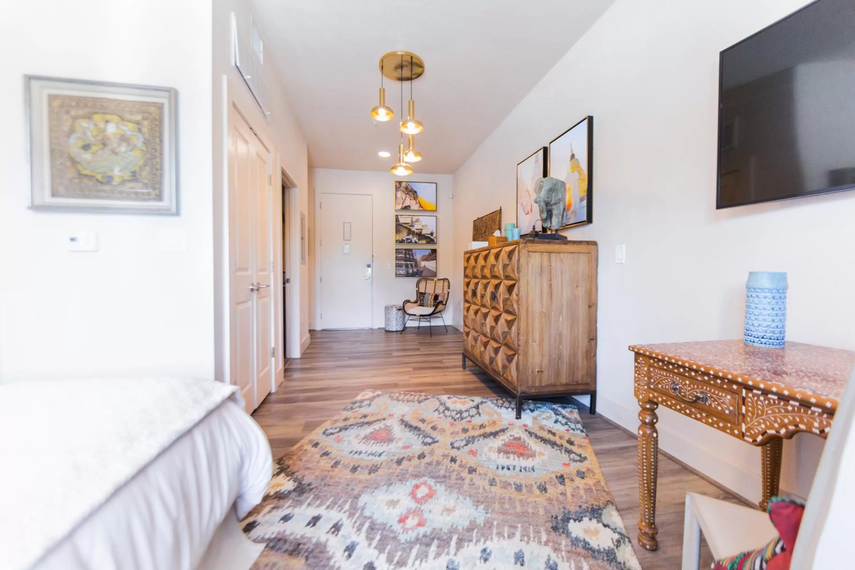 Communal lounge/ TV room in The Bishop Arts Hotel by Qresorts