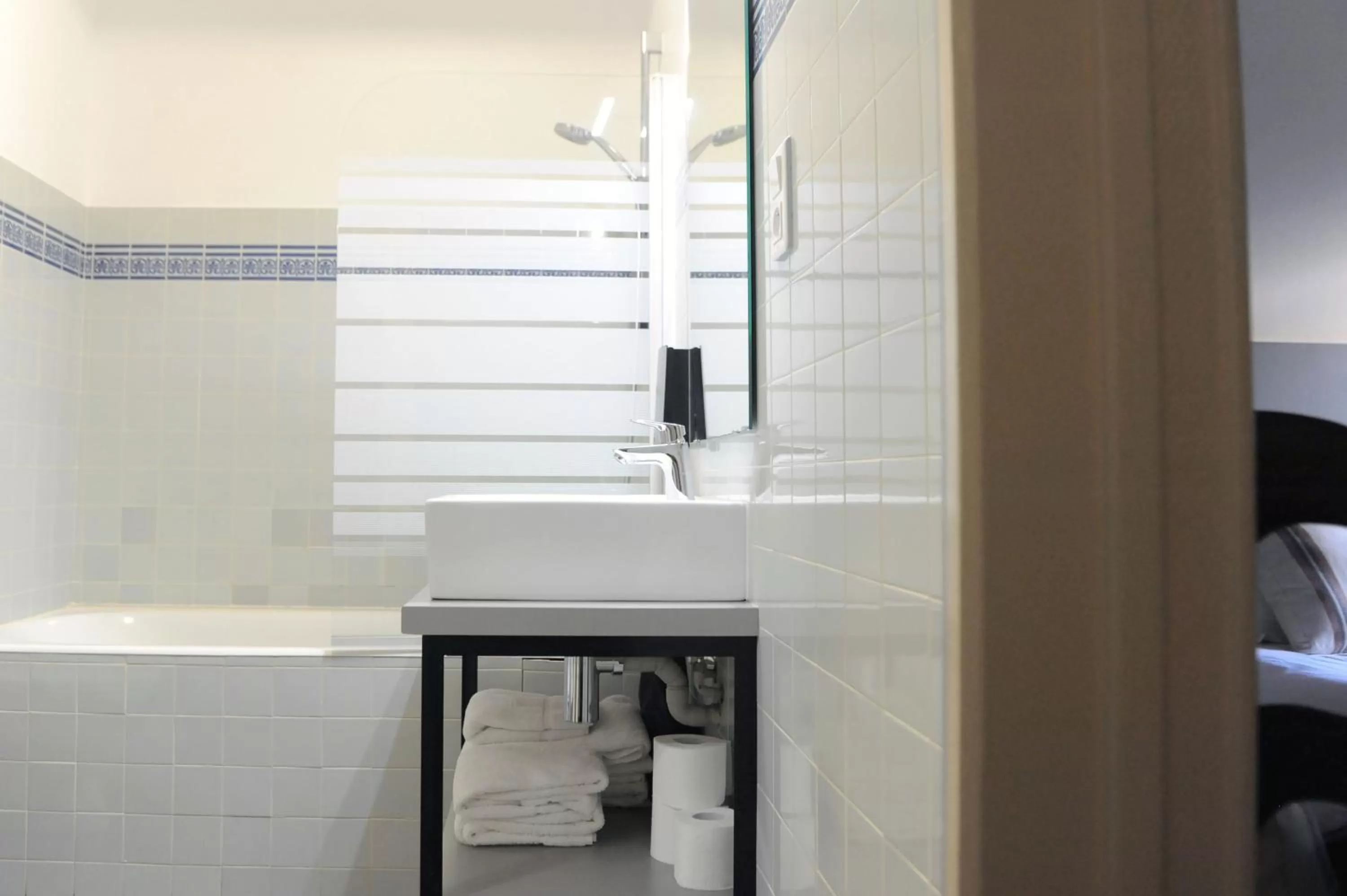 Bathroom in Logis Hôtel du Chêne