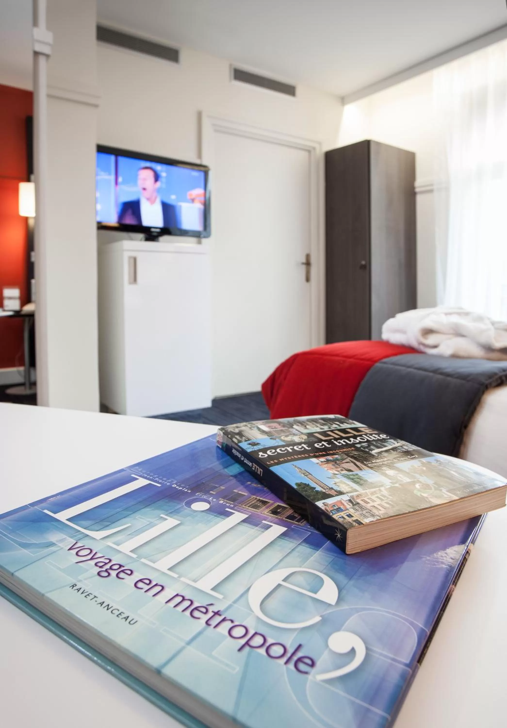 Photo of the whole room, Bed in Mercure Lille Centre Grand Place