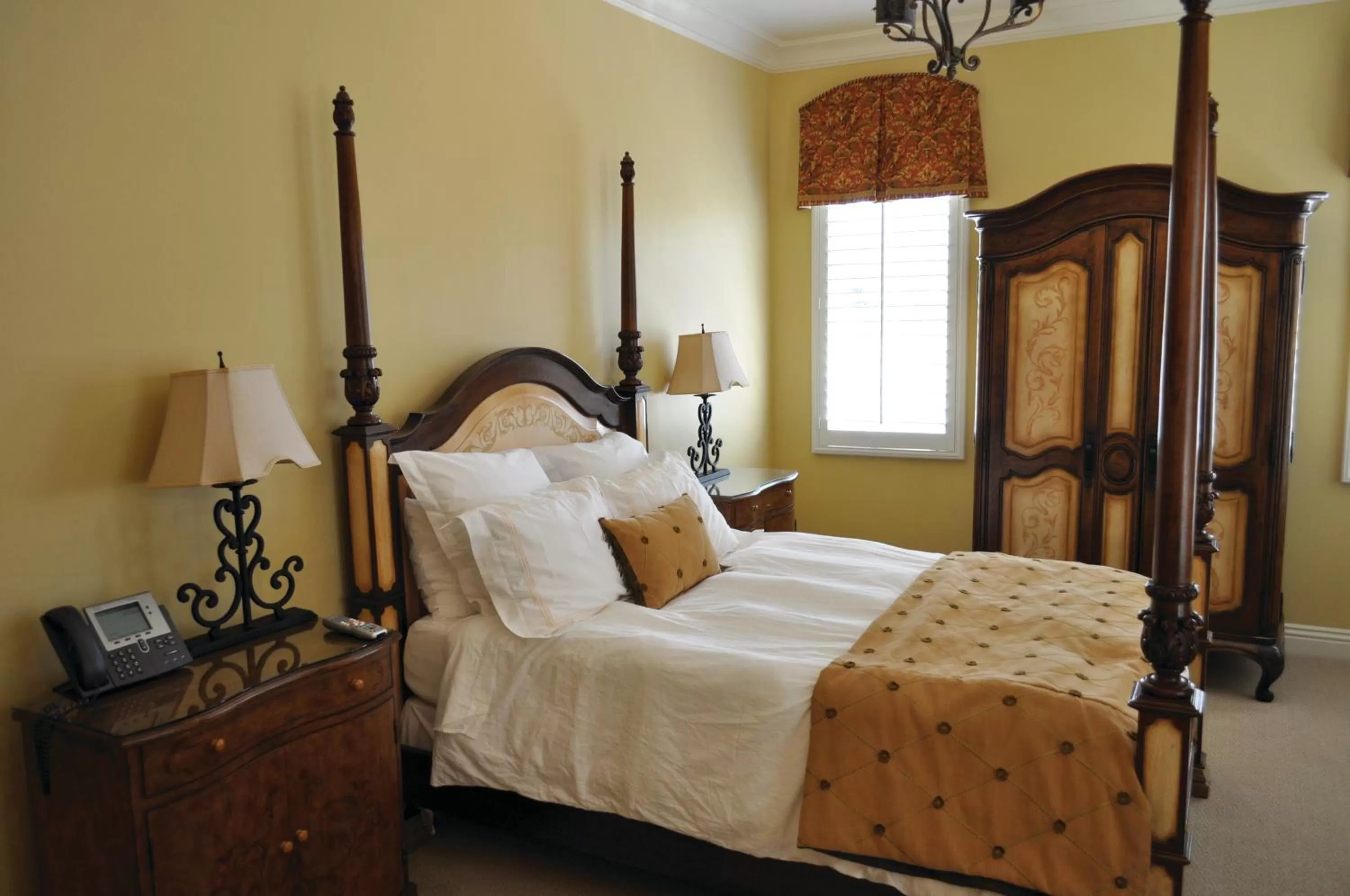 Standard Queen Room in The Villa at Arden Hills