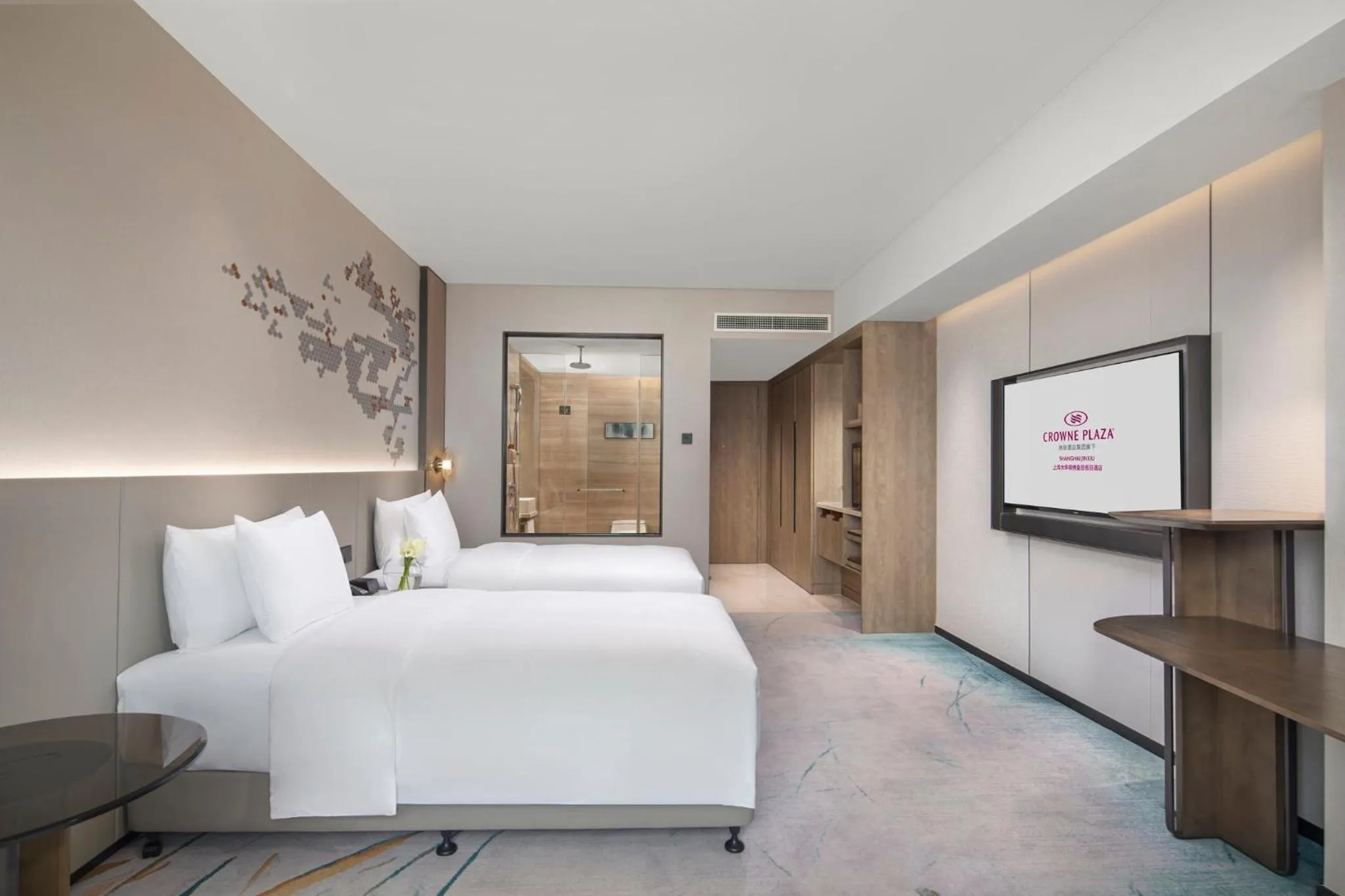 Photo of the whole room, Bed in Crowne Plaza Shanghai Jinxiu by IHG