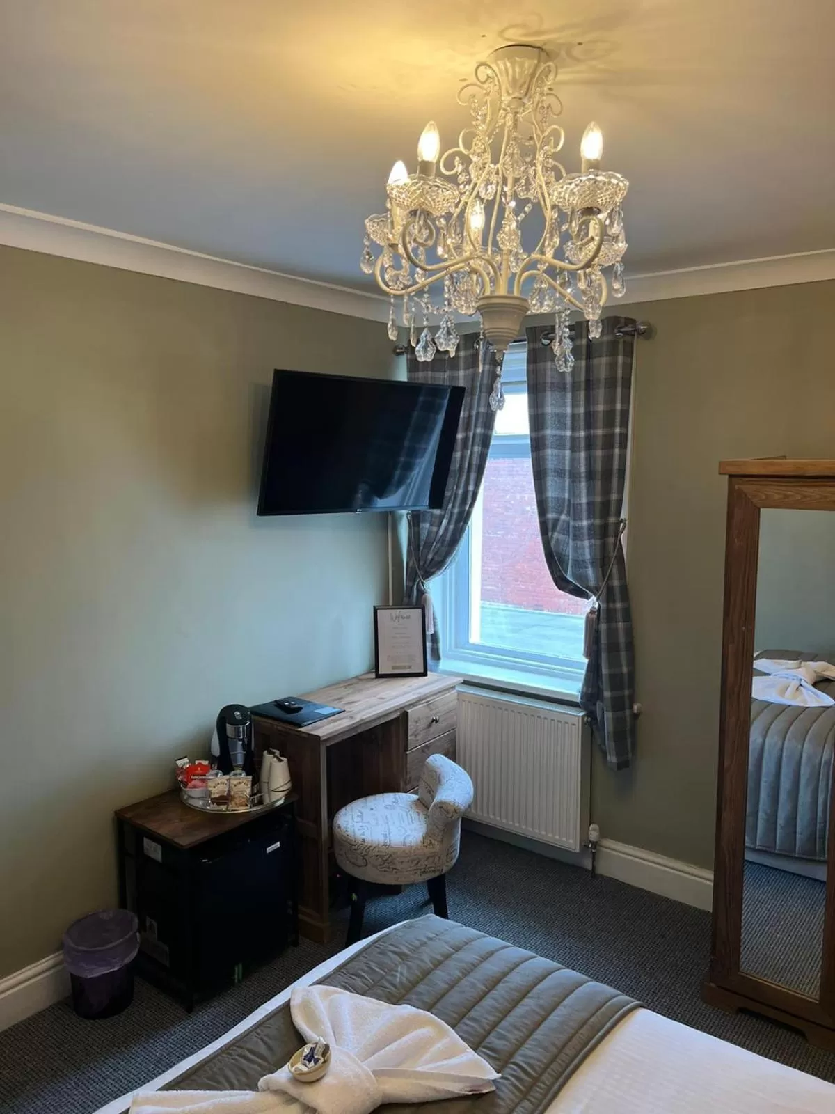 hair dresser, Bed in McGraths Hotel & Public Bar