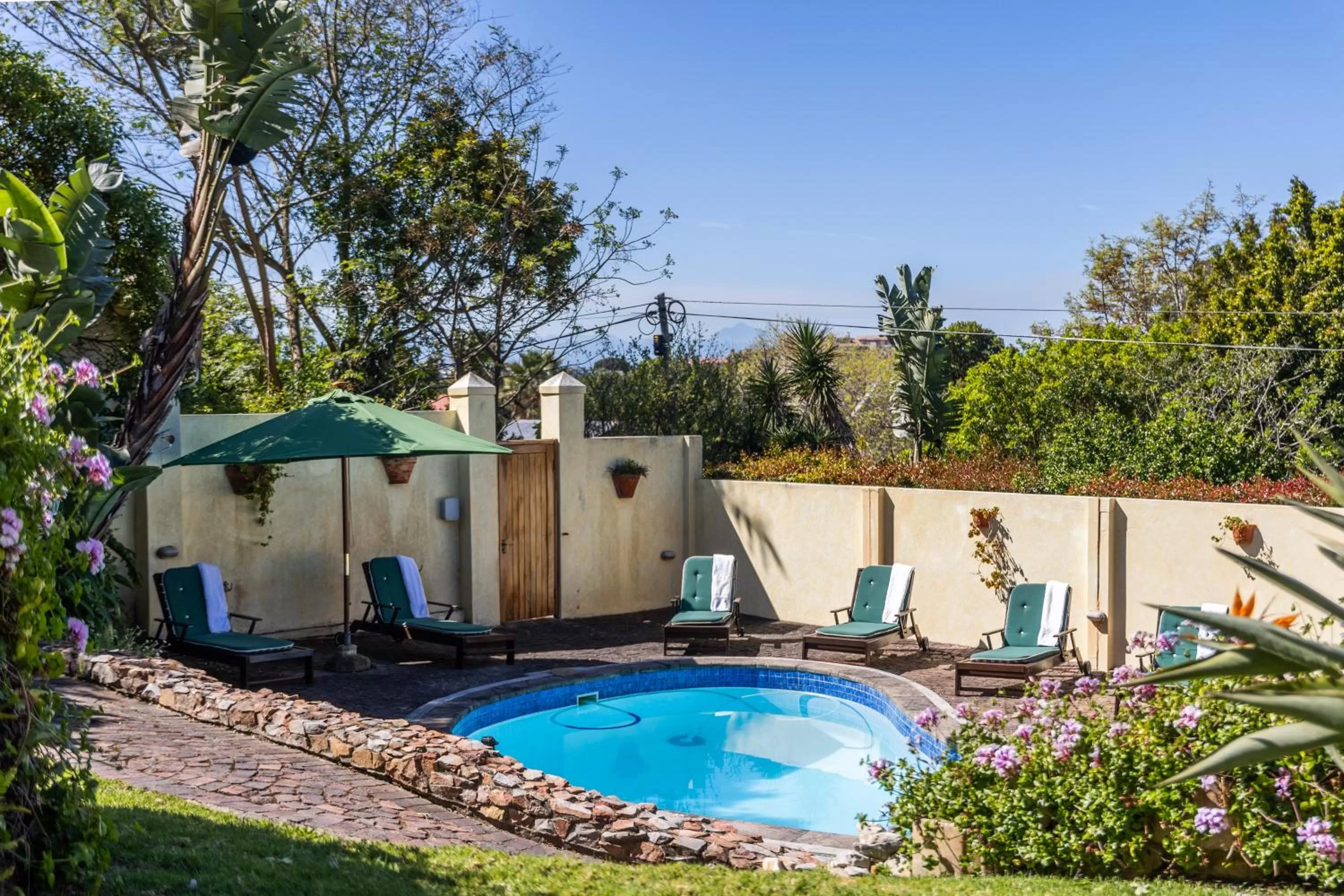Swimming pool in Gästehaus Pinkepank