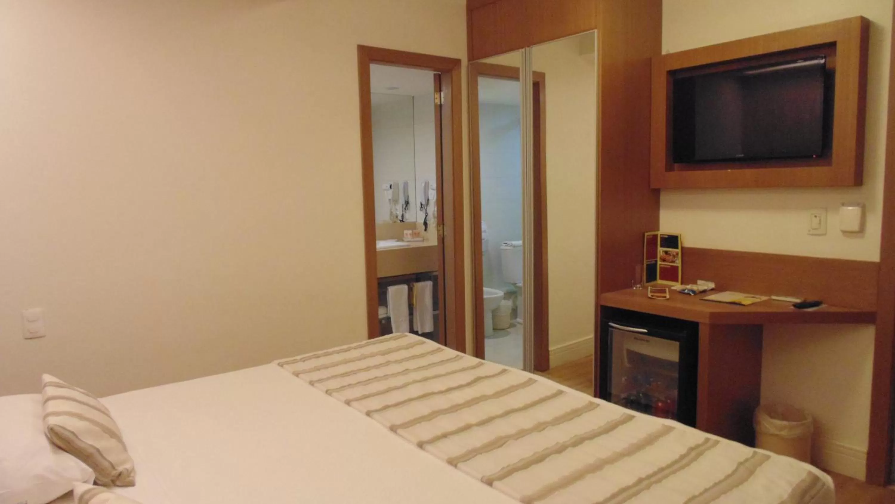 Photo of the whole room, Bed in Mirasol Copacabana Hotel