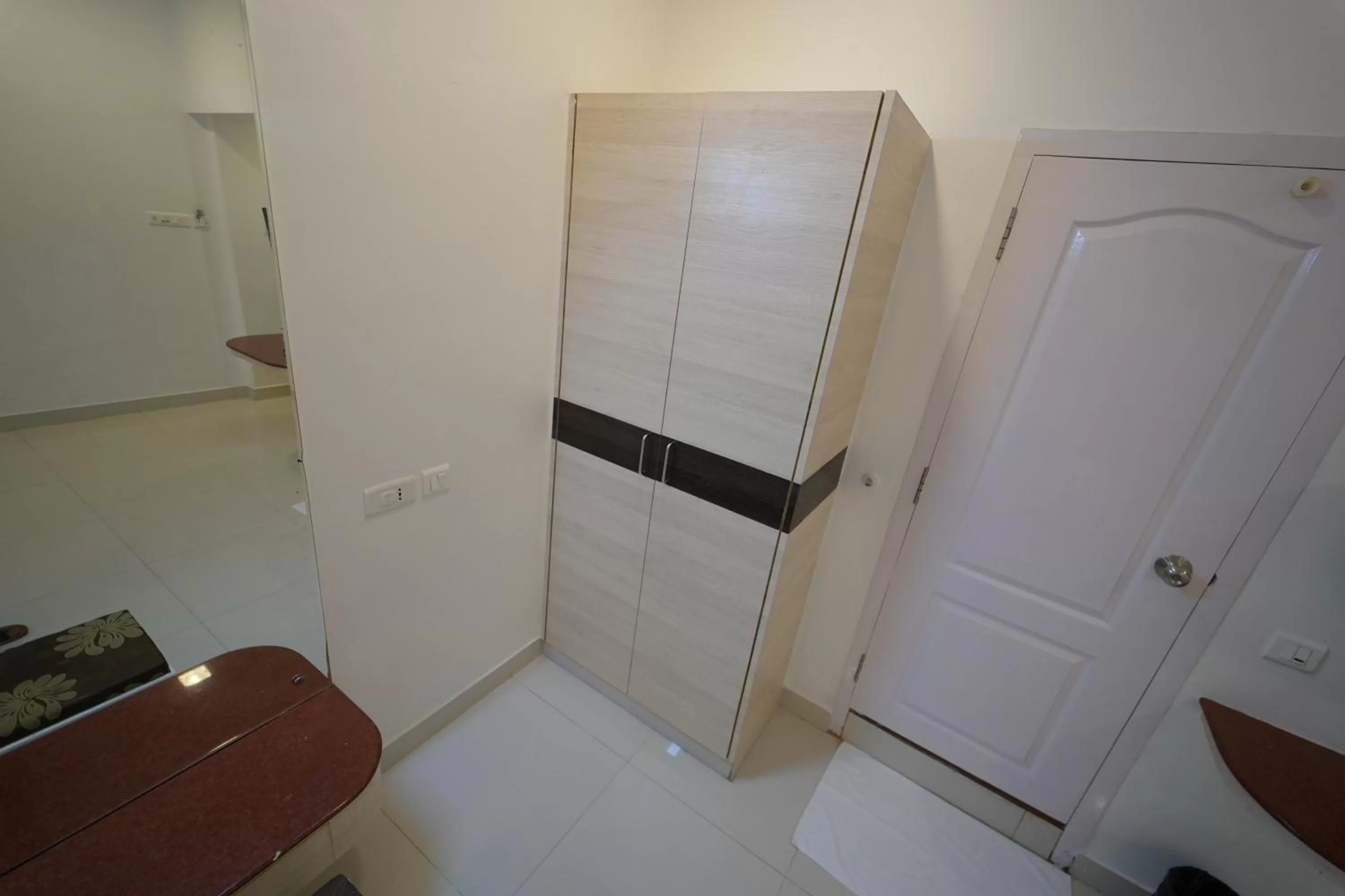 wardrobe in Hotel Palmyra Grand Inn