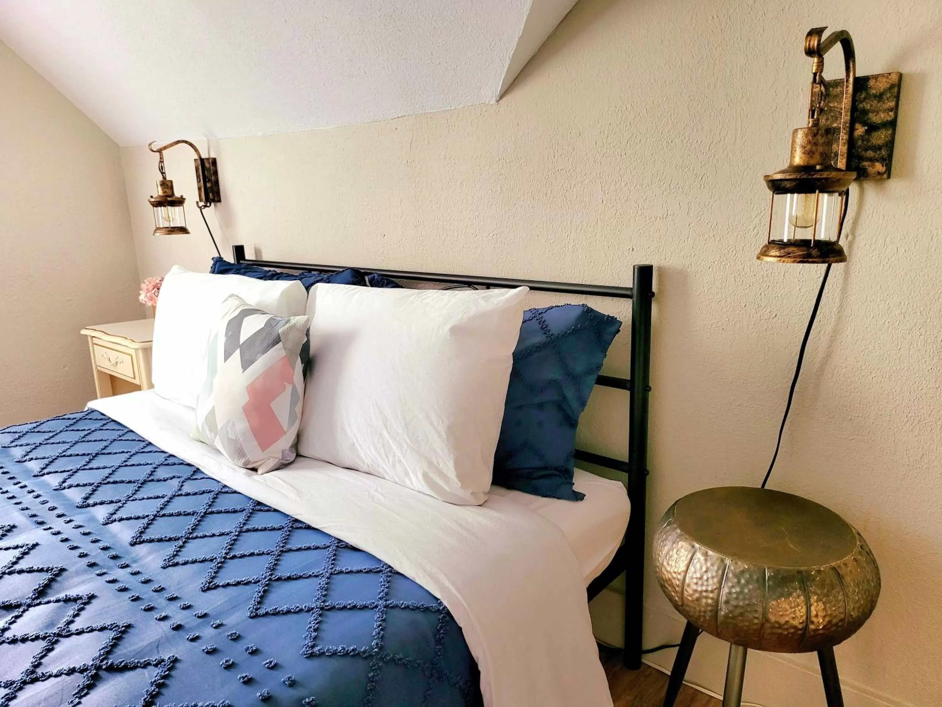 Bed in Pump House Inn & Spa