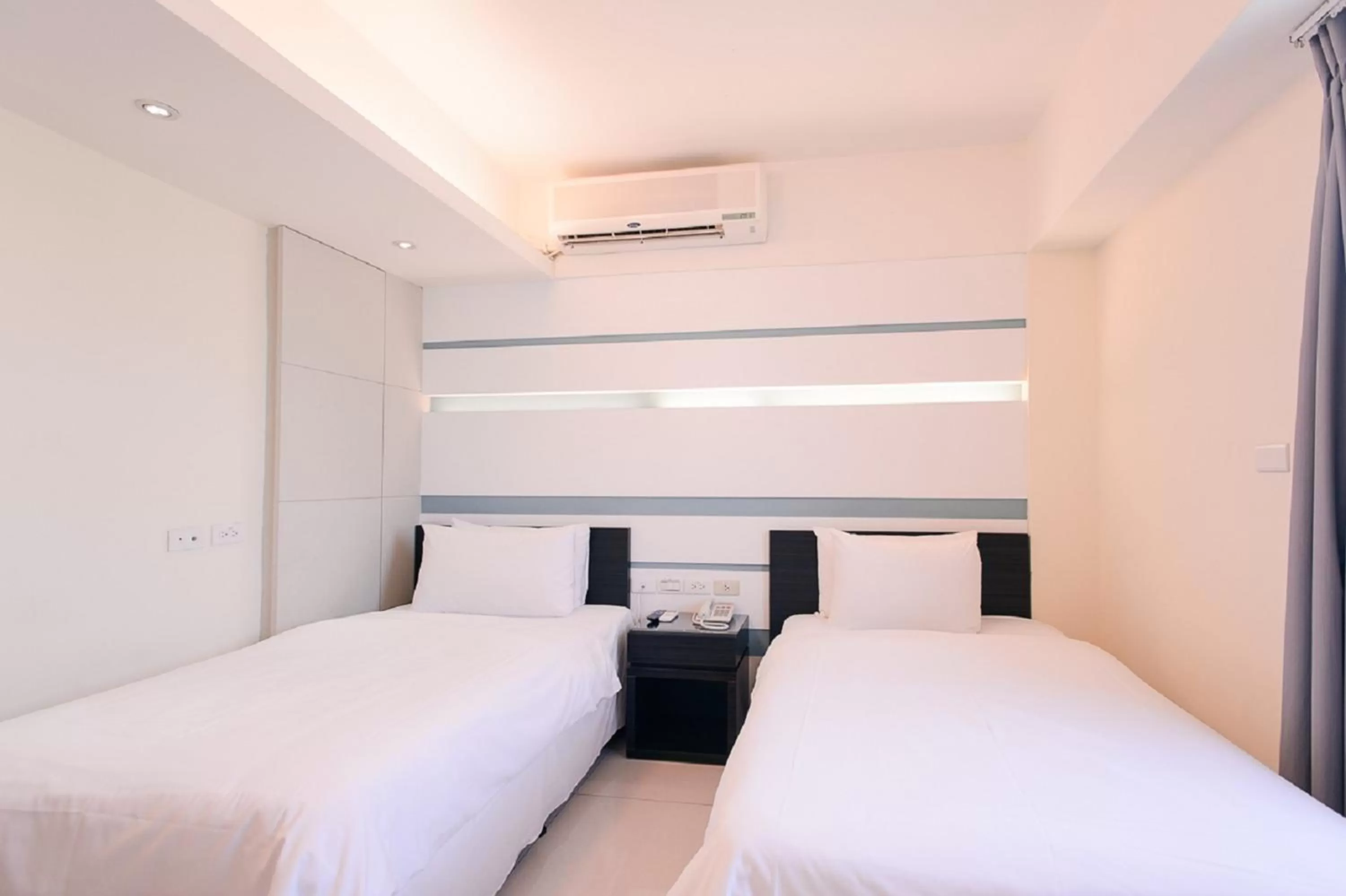 Photo of the whole room, Bed in Kiwi Express Hotel - Kaohsiung Station