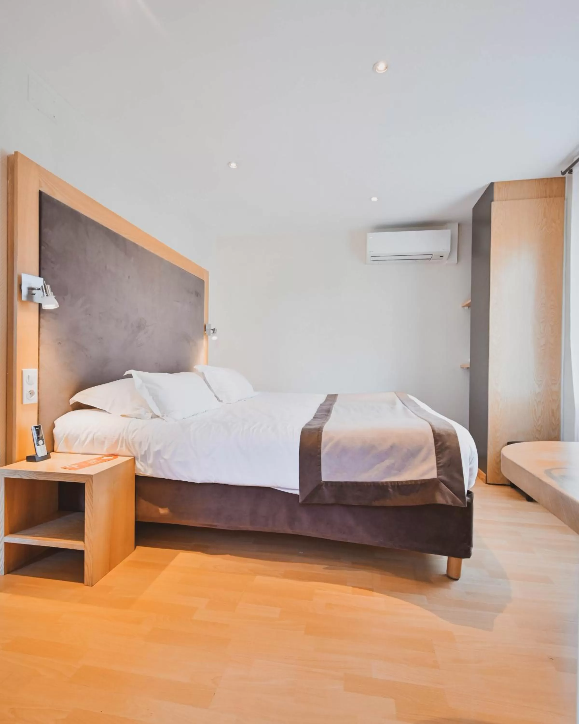 Bedroom, Bed in The Originals Boutique, Hôtel du Pont Roupt, Mende