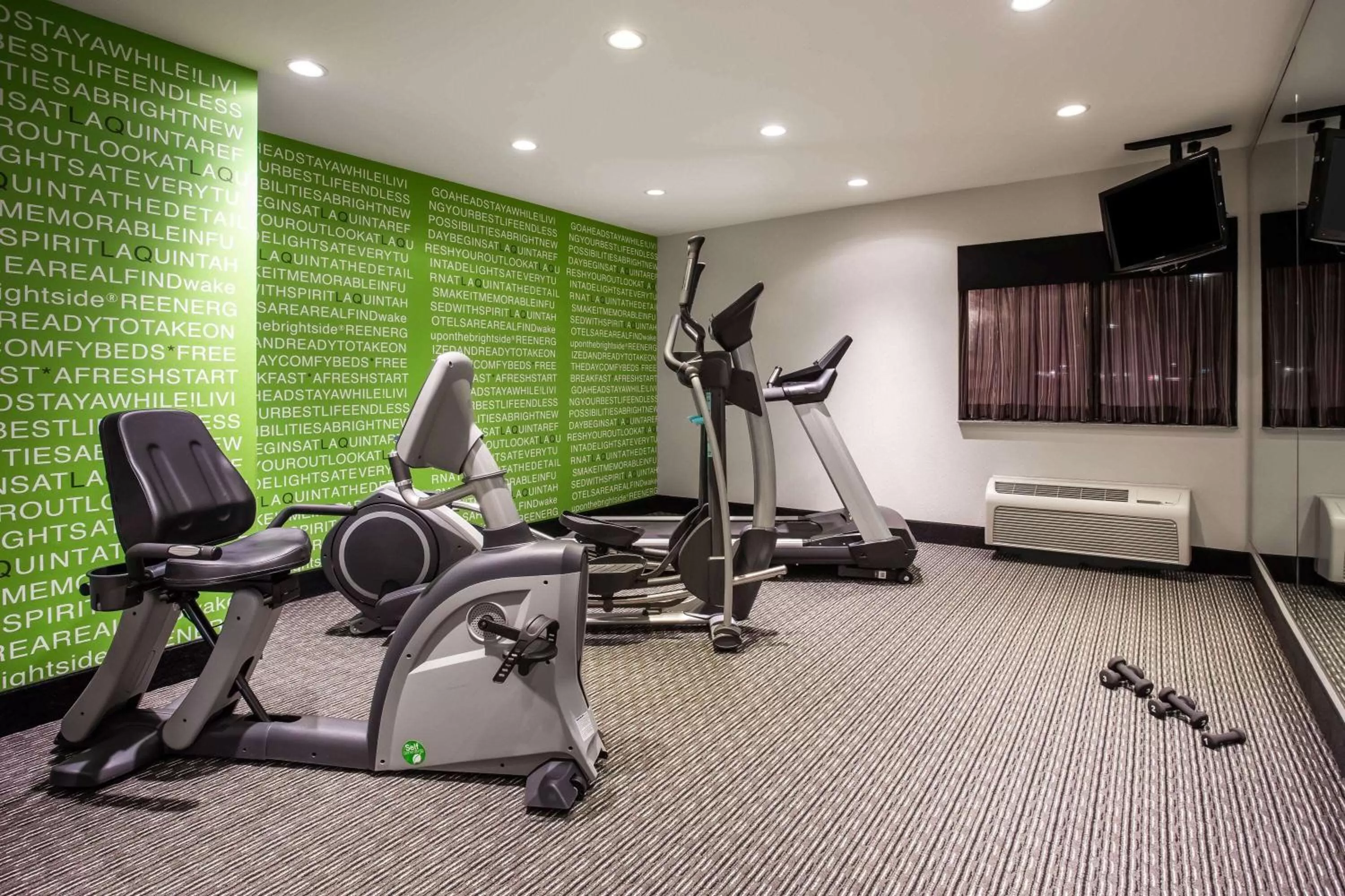 Fitness centre/facilities in La Quinta Inn by Wyndham Oshkosh