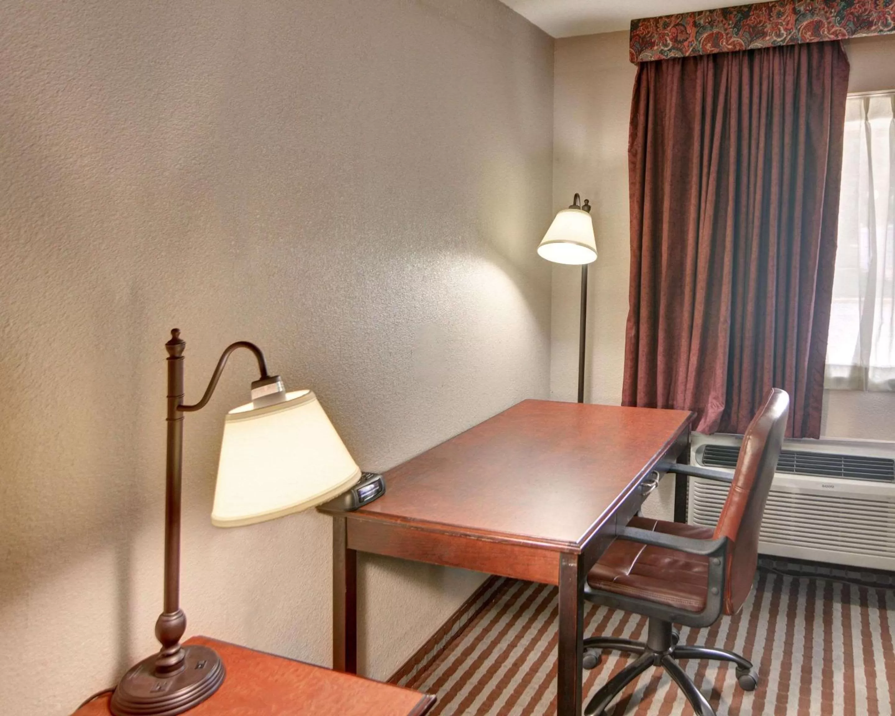 Double Room with Two Double Beds - Smoking in Rodeway Inn Gainesville I-35