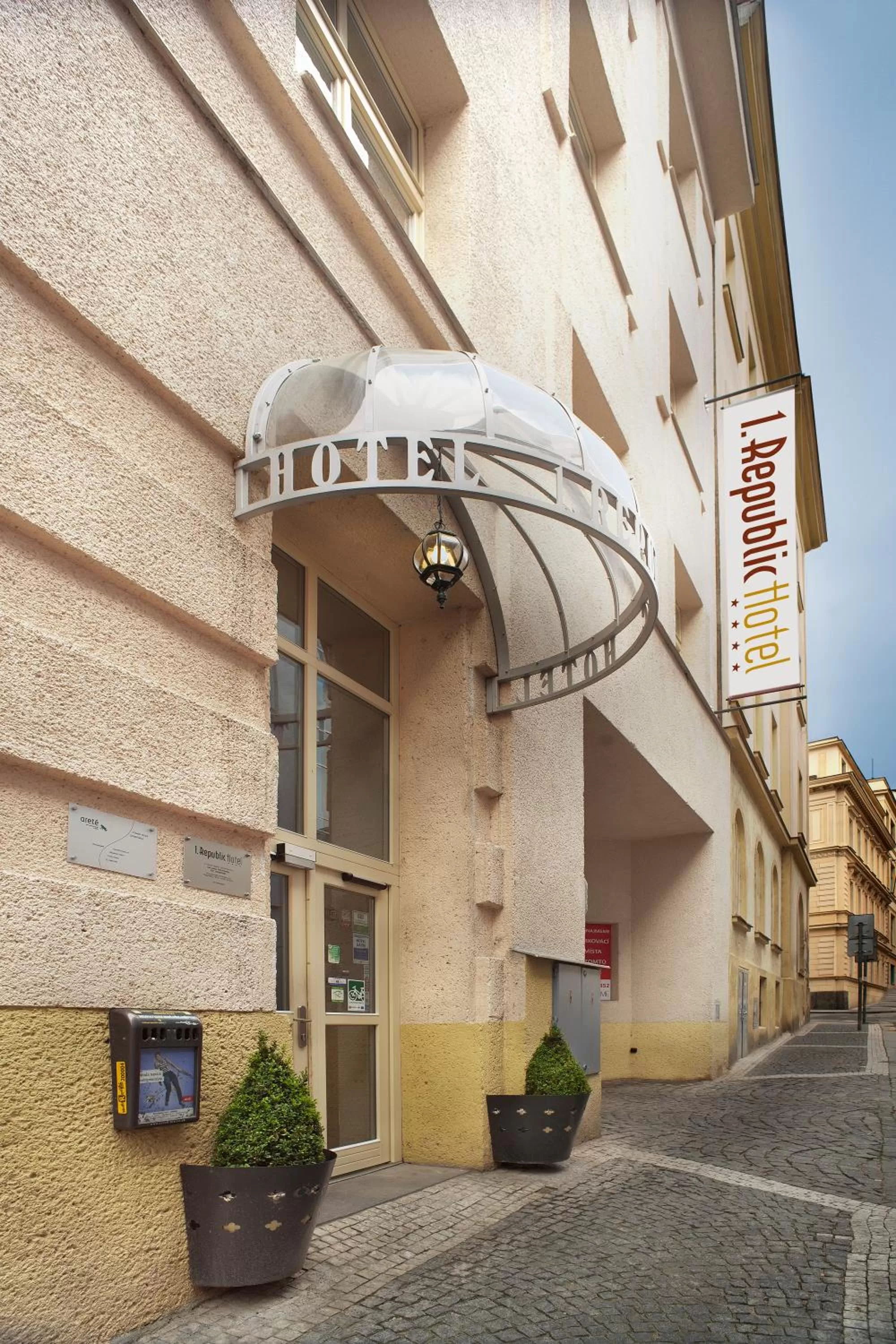 Facade/entrance in 1.Republic Hotel