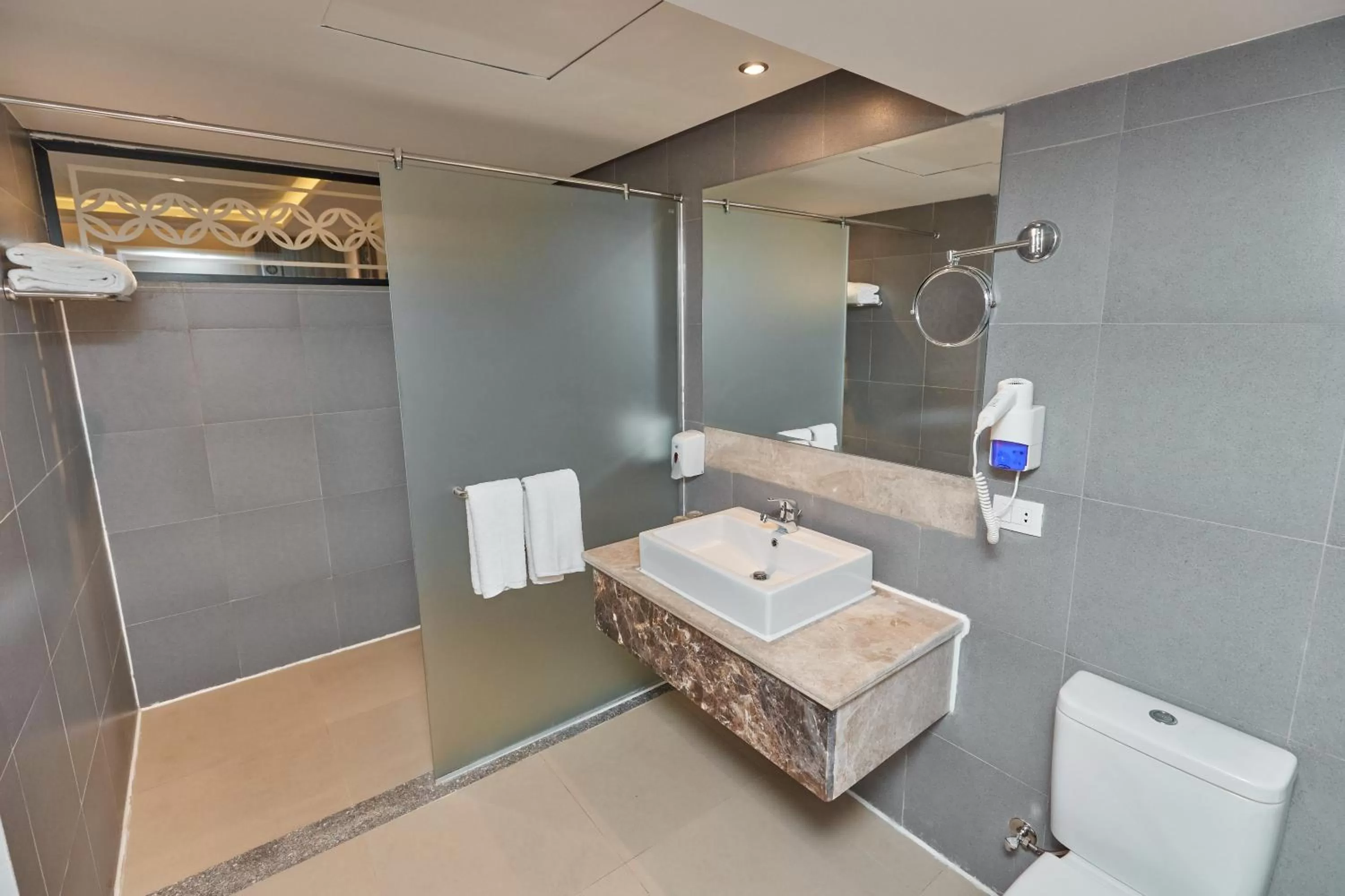 Shower in Jasmine Palace Resort