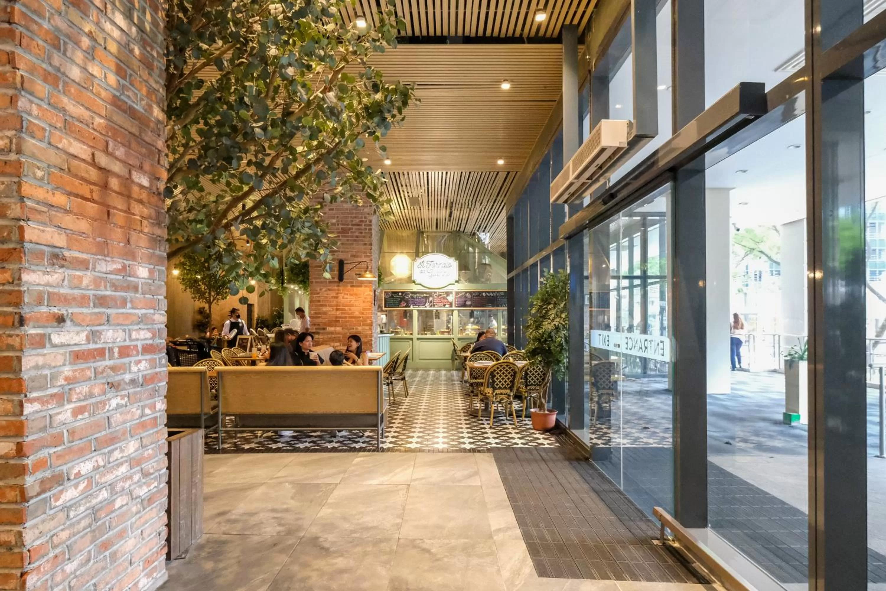 Restaurant/places to eat in 1BR Suite in Uptown BGC